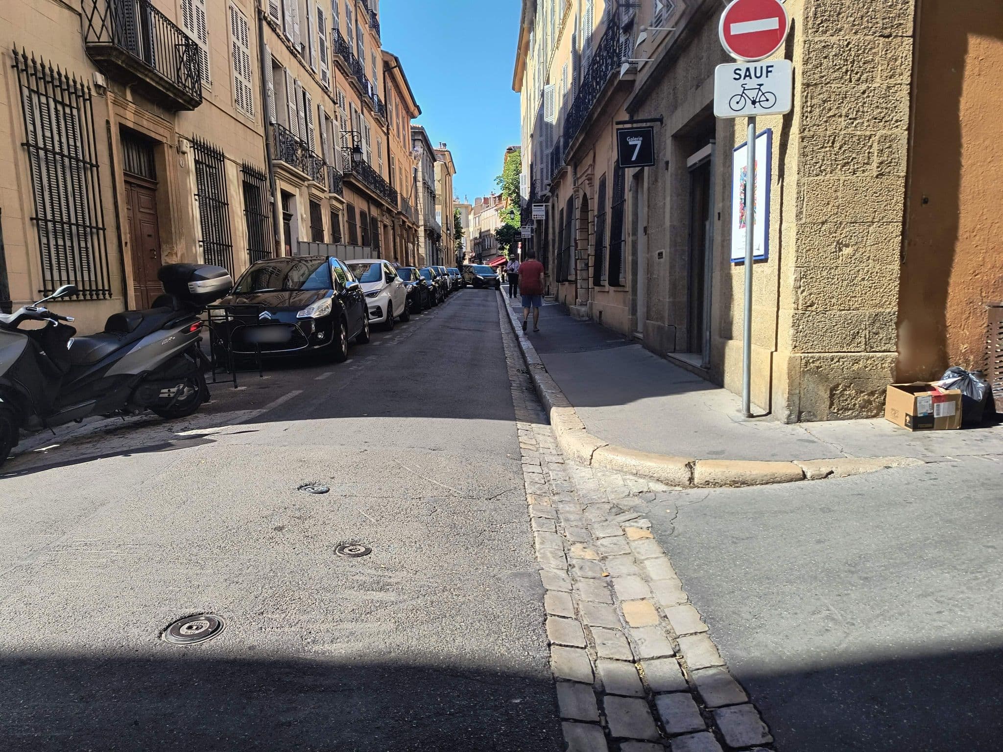 Street view near Hôtel d'Olivary, Aix-en-Provence — © mapeadora (CC BY-SA · Mapillary)