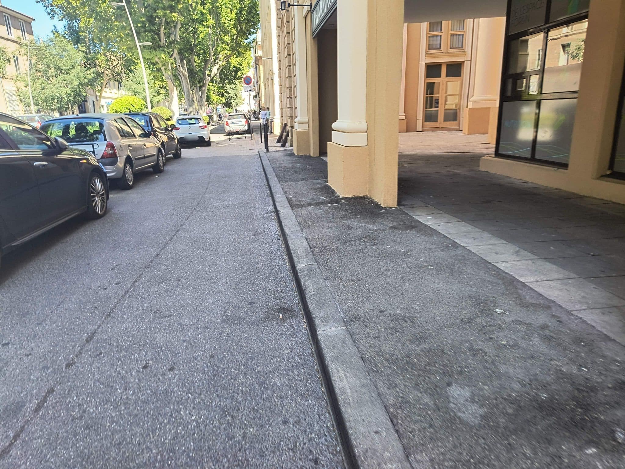 Street view near L'Atrium, Aix-en-Provence — © mapeadora (CC BY-SA · Mapillary)