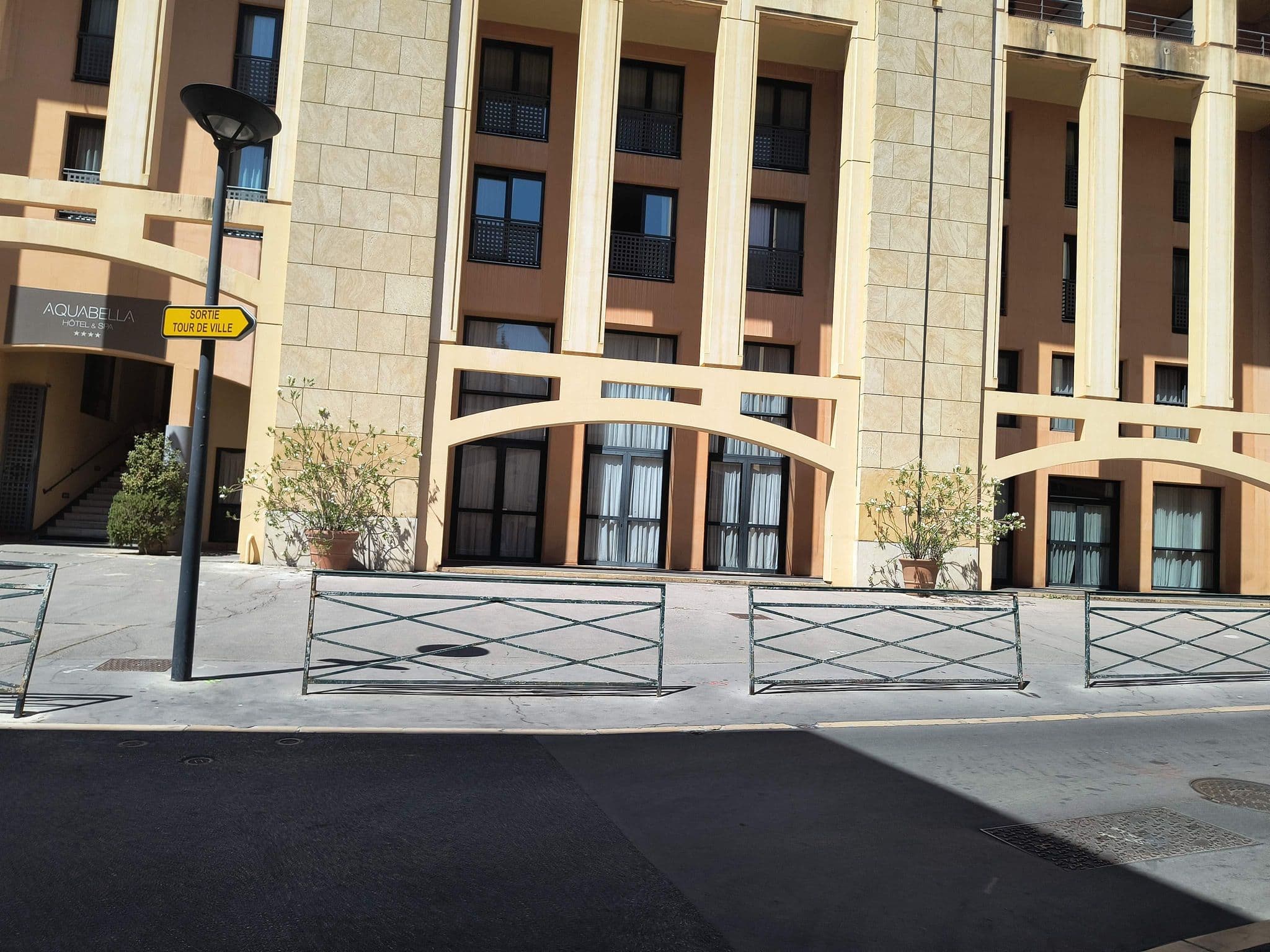 Street view near Aquabello Hotel Provence, Aix-en-Provence — © mapeadora (CC BY-SA · Mapillary)
