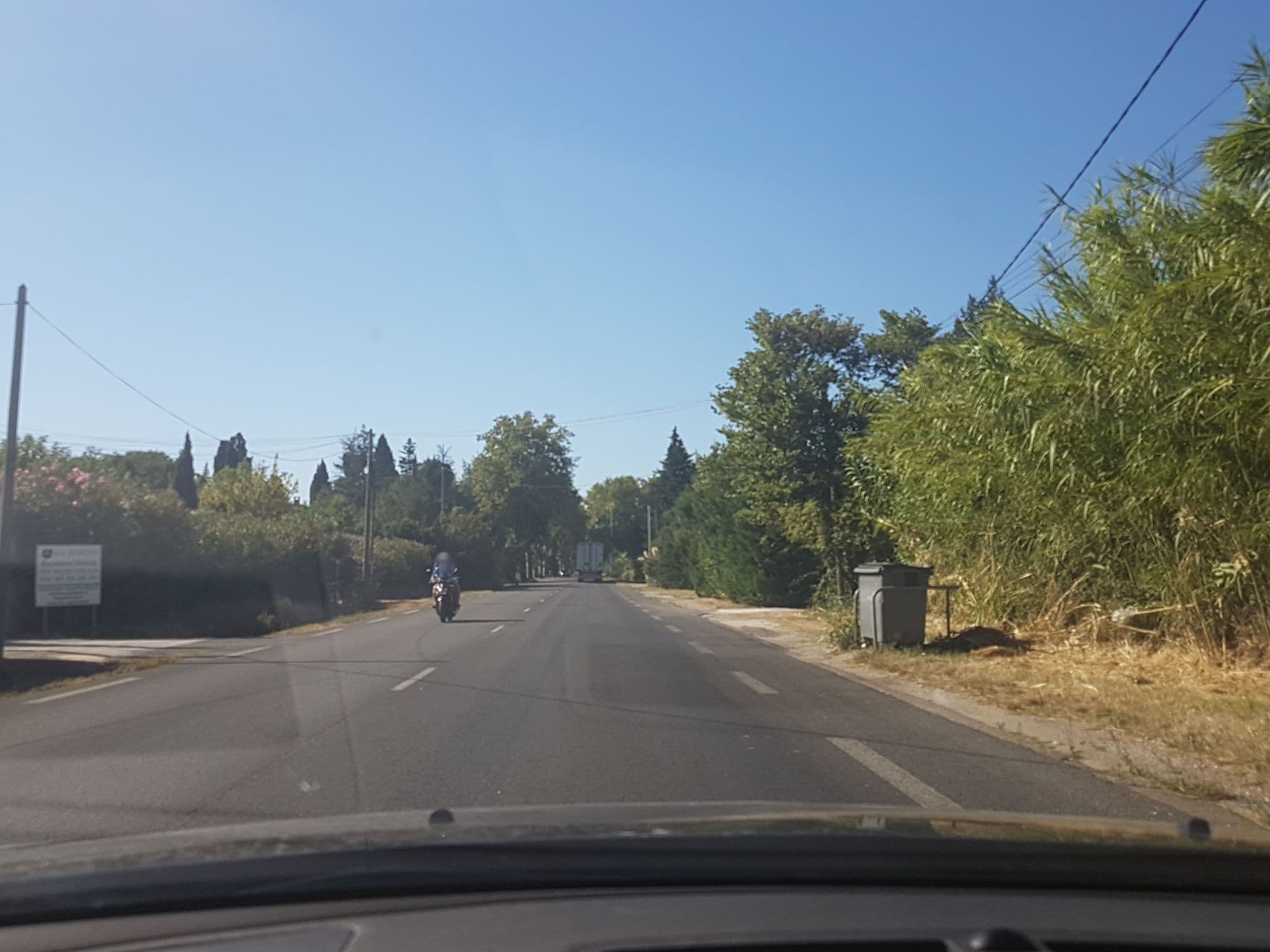 Street view near Locations des Alpilles, Saint-Rémy-de-Provence — © axelf8409 (CC BY-SA · Mapillary)