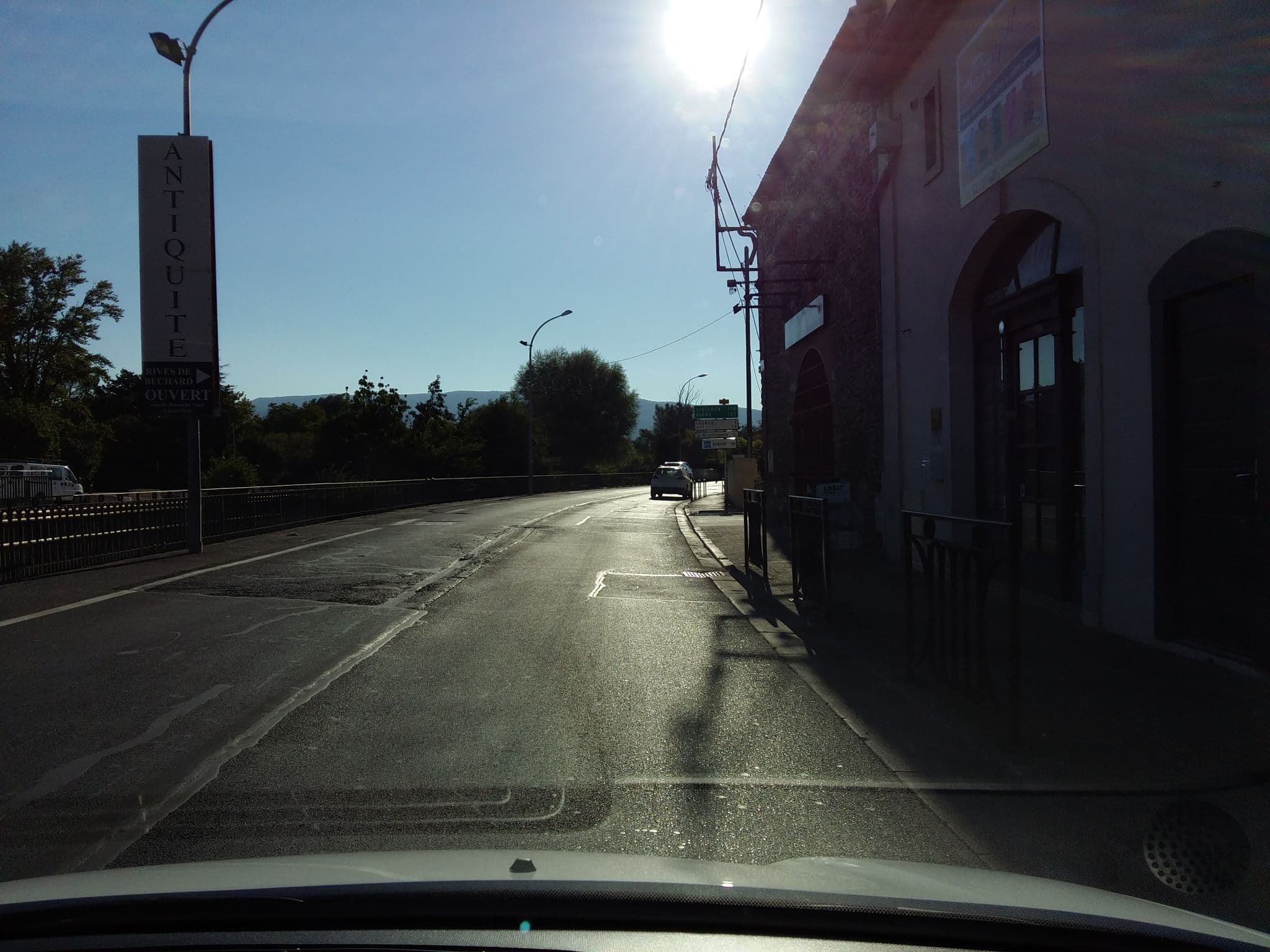 Street view near Grand Hôtel Henri, L'Isle-sur-la-Sorgue — © zimmy (CC BY-SA · Mapillary)