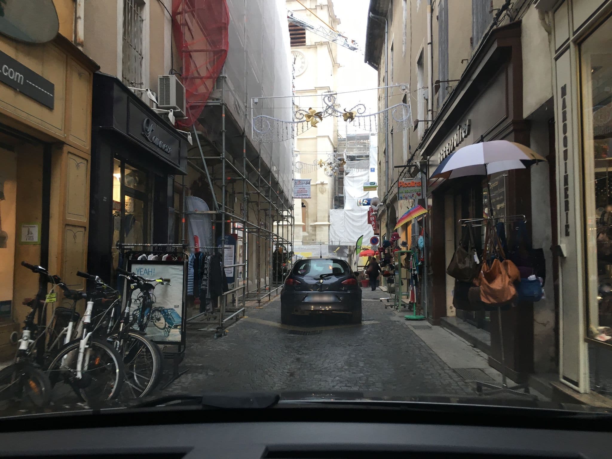 Street view near Le 40, L'Isle-sur-la-Sorgue — © mickael_v (CC BY-SA · Mapillary)