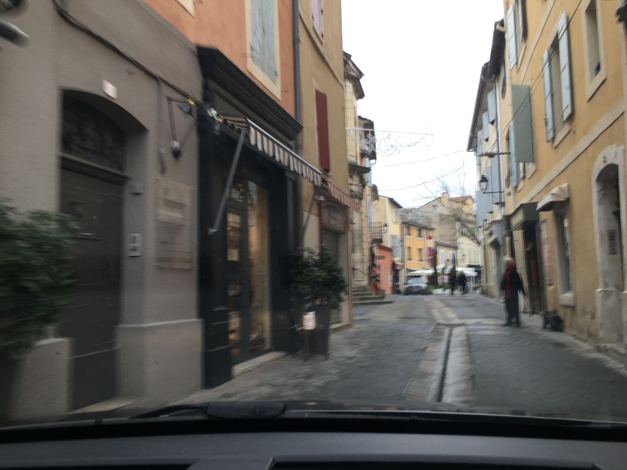 Street view near Le Raspail, L'Isle-sur-la-Sorgue — © mickael_v (CC BY-SA · Mapillary)