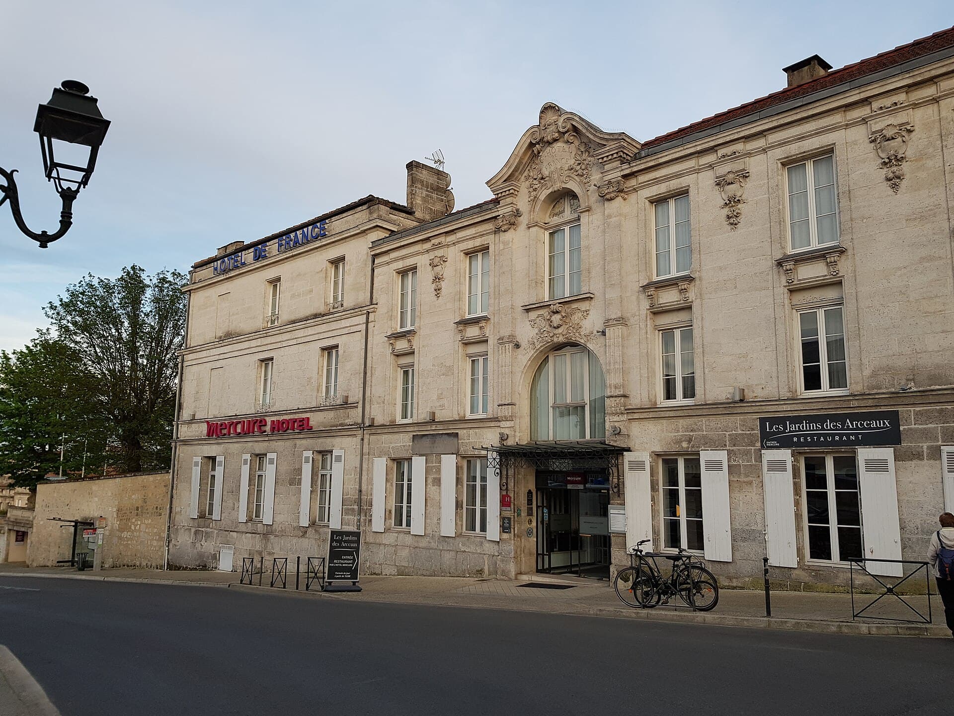 Mercure Hôtel De France (via Wikimedia Commons, CC BY-SA 3.0)