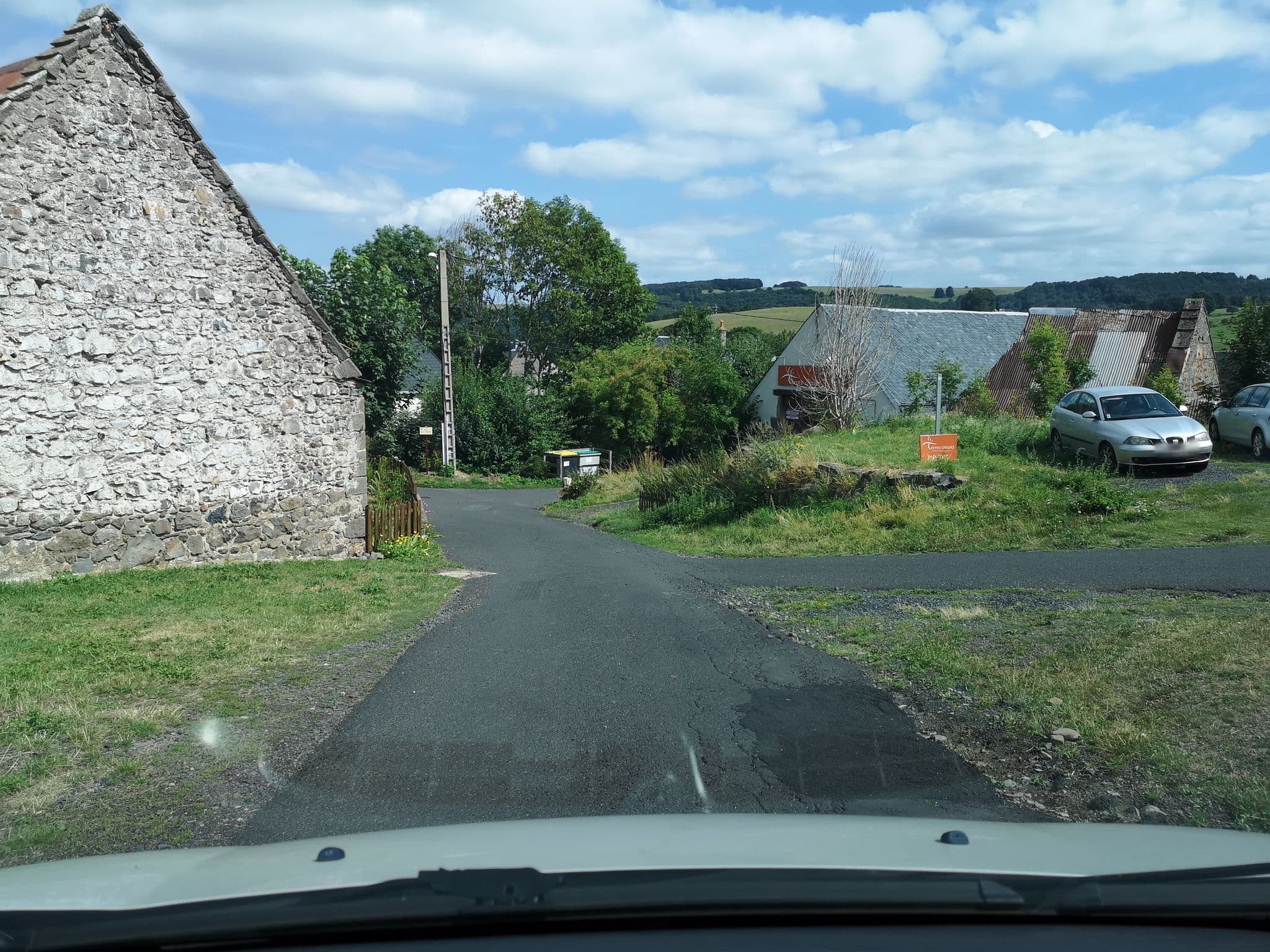 Street view near Gite de la Martinière, Besse-et-Saint-Anastaise — © lebergougnoux (CC BY-SA · Mapillary)
