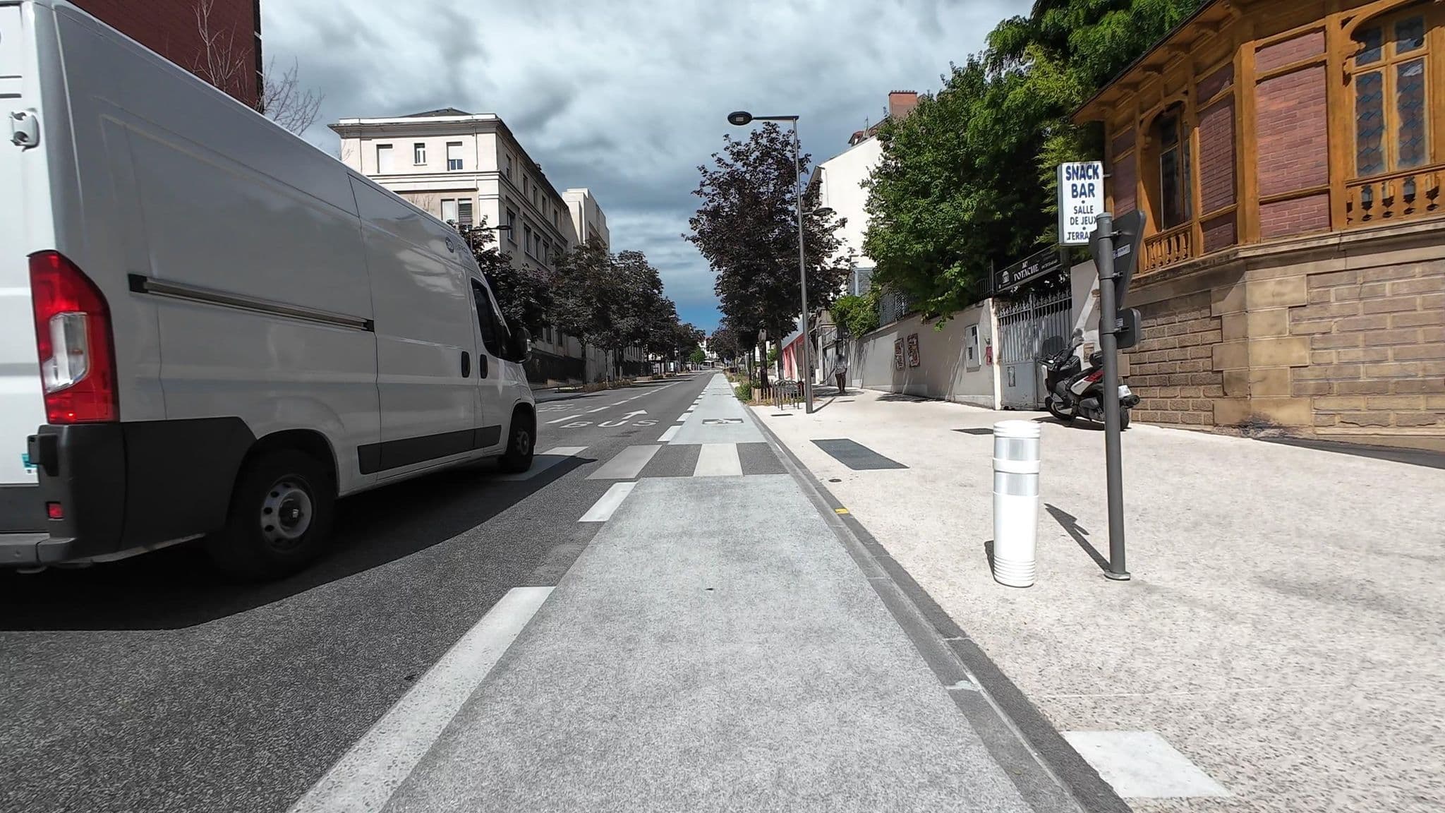 Street view near La Pause Dorée, Clermont-Ferrand — © user-3965077544 (CC BY-SA · Mapillary)