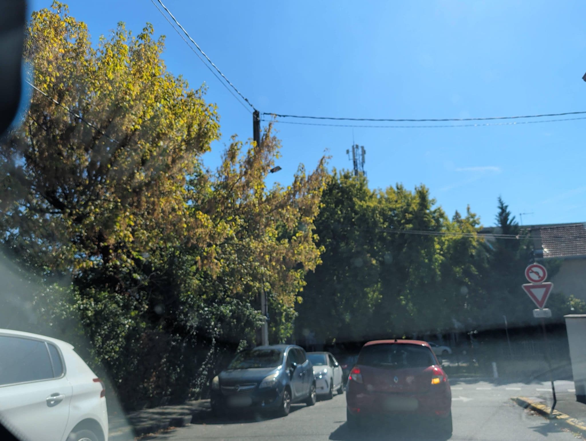 Street view near Villa Pascaline, Clermont-Ferrand — © fpm (CC BY-SA · Mapillary)