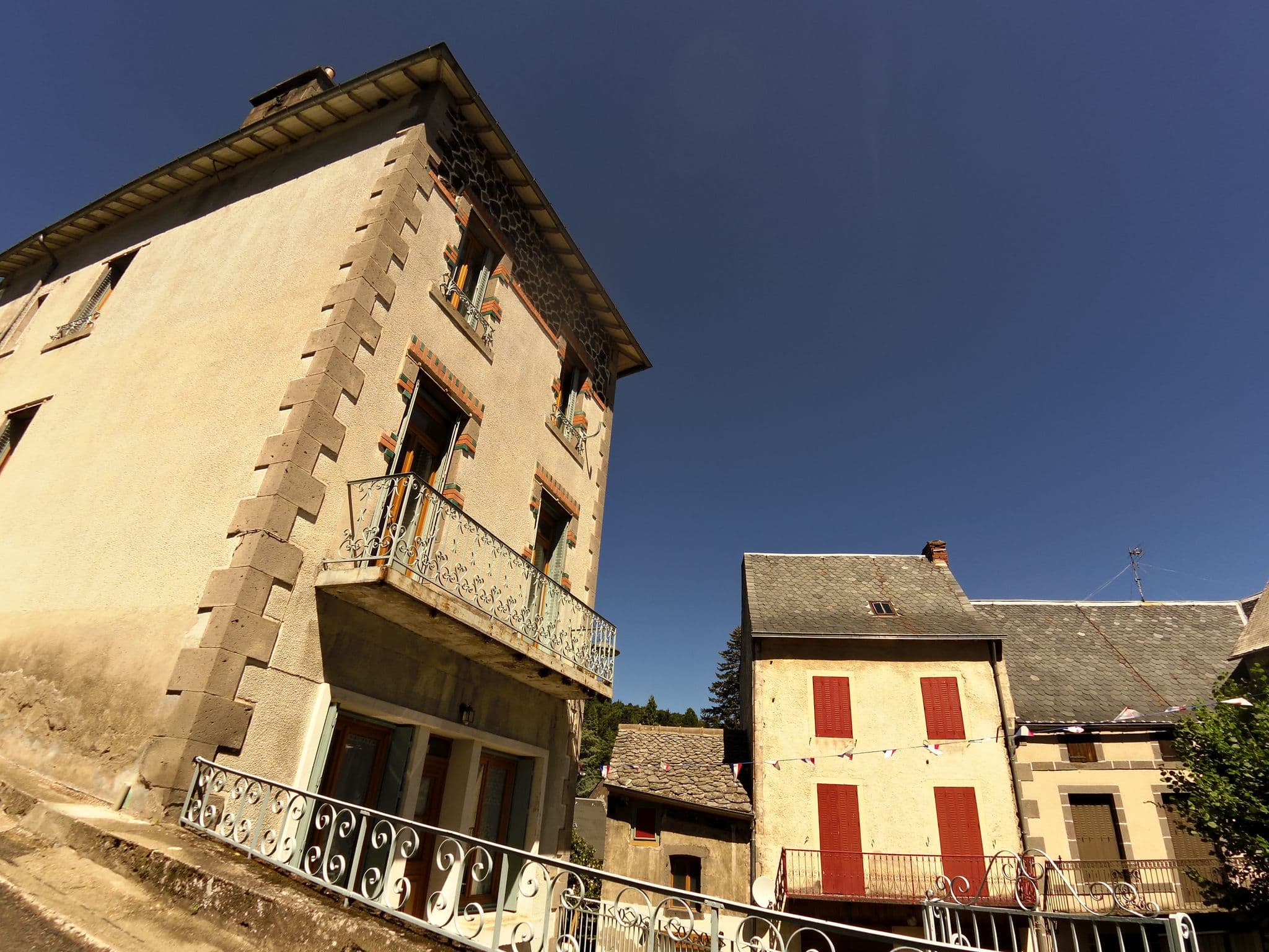 Street view near Hôtel Bar Restaurant Chalet de la Plage, Besse-et-Saint-Anastaise — © balooval (CC BY-SA · Mapillary)