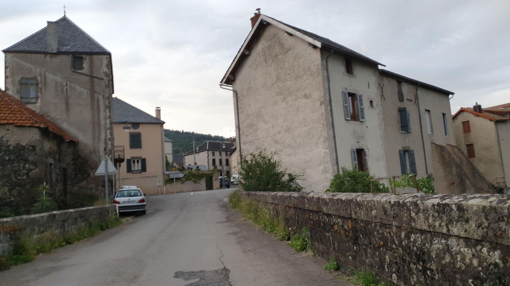 Street view near Comme sur des Roulottes, Besse-et-Saint-Anastaise — © matoo (CC BY-SA · Mapillary)