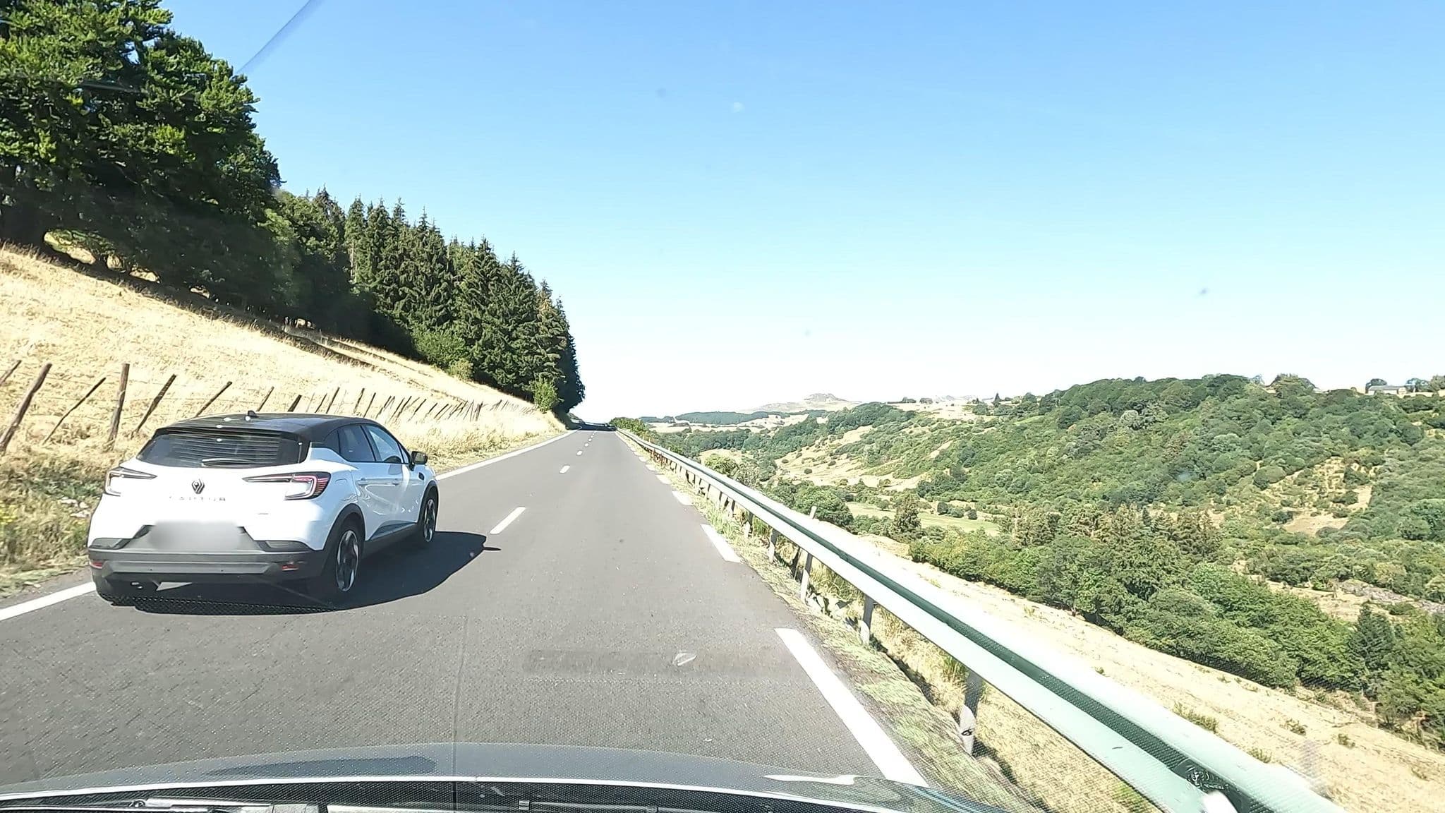 Street view near Ccas Super Besse, Besse-et-Saint-Anastaise — © vinisa (CC BY-SA · Mapillary)
