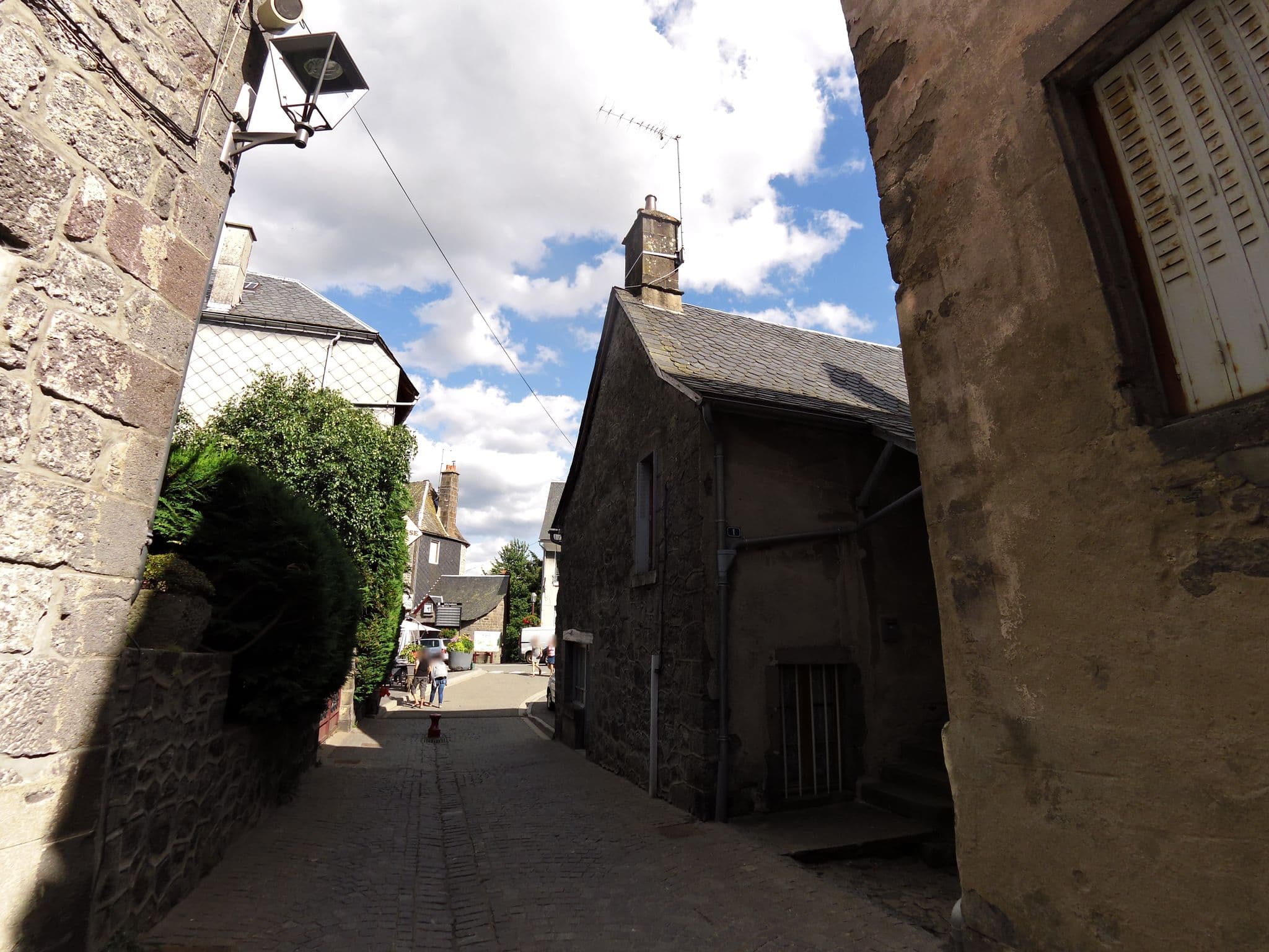 Street view near Aaisa, Besse-et-Saint-Anastaise — © balooval (CC BY-SA · Mapillary)