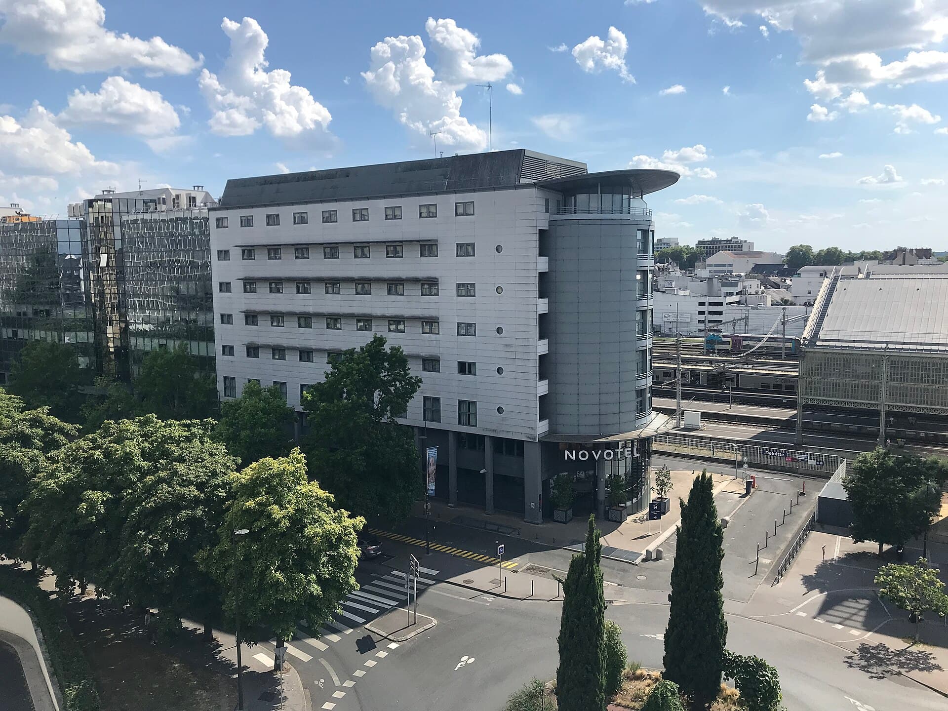 Novotel Tours Centre Gare (via Wikimedia Commons, CC BY-SA 4.0)