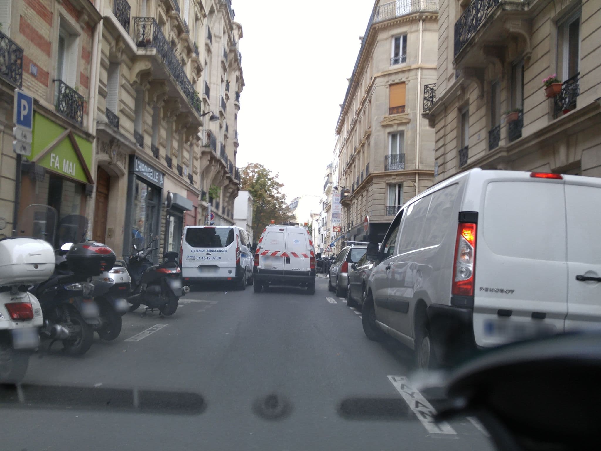 Street view near Hôtel Eden, Paris 15 Vaugirard — © po_gregoire (CC BY-SA · Mapillary)