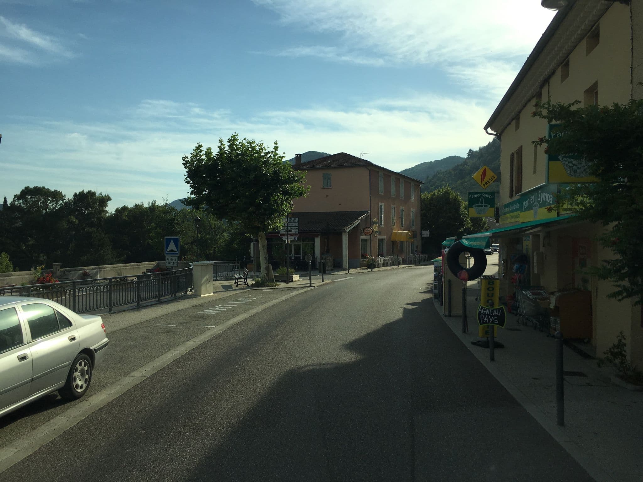 Street view near Aumage Claude, Nyons — © yaron (CC BY-SA · Mapillary)