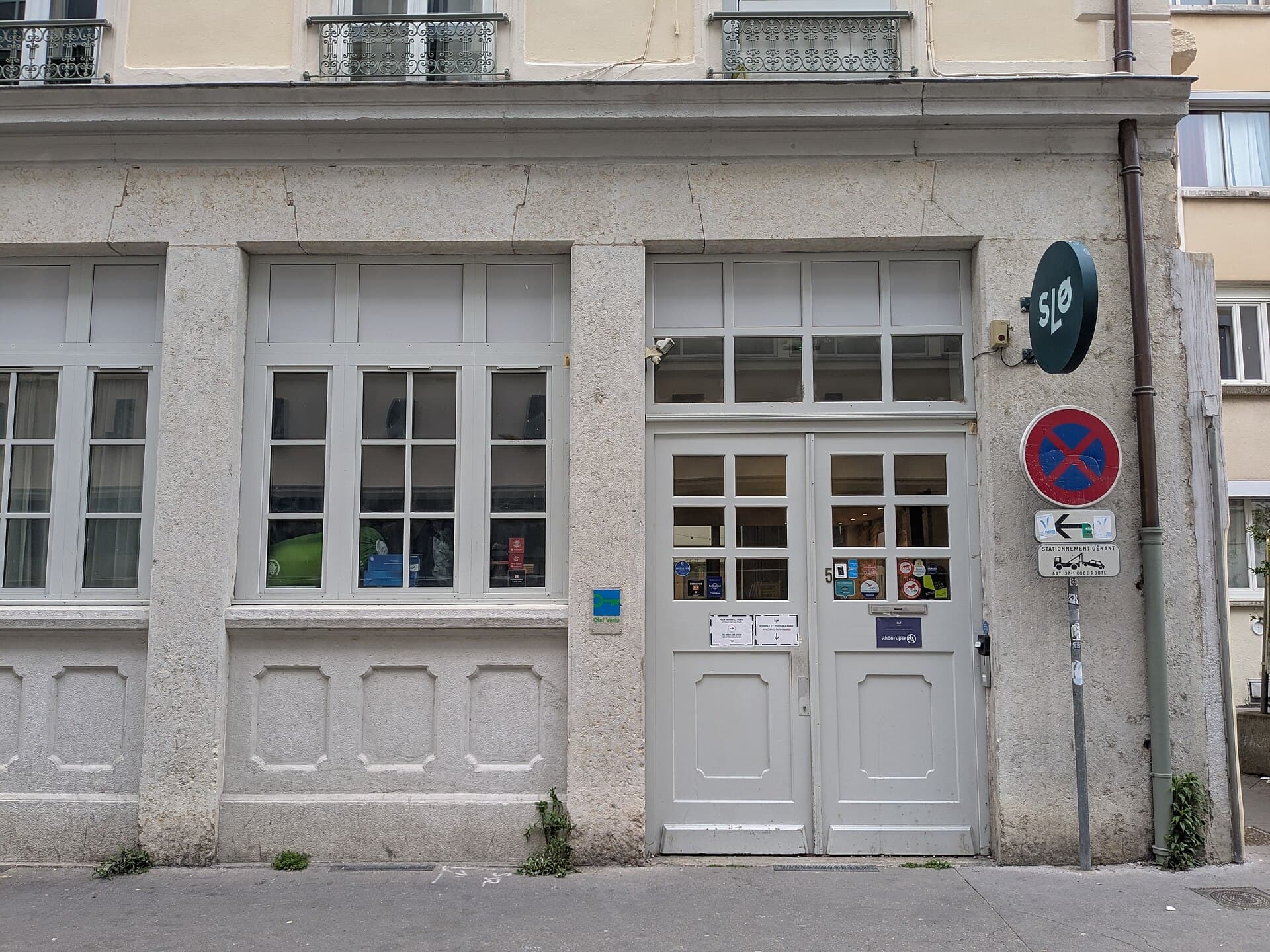 Slo Living Hostel (via Wikimedia Commons, CC BY-SA 4.0)