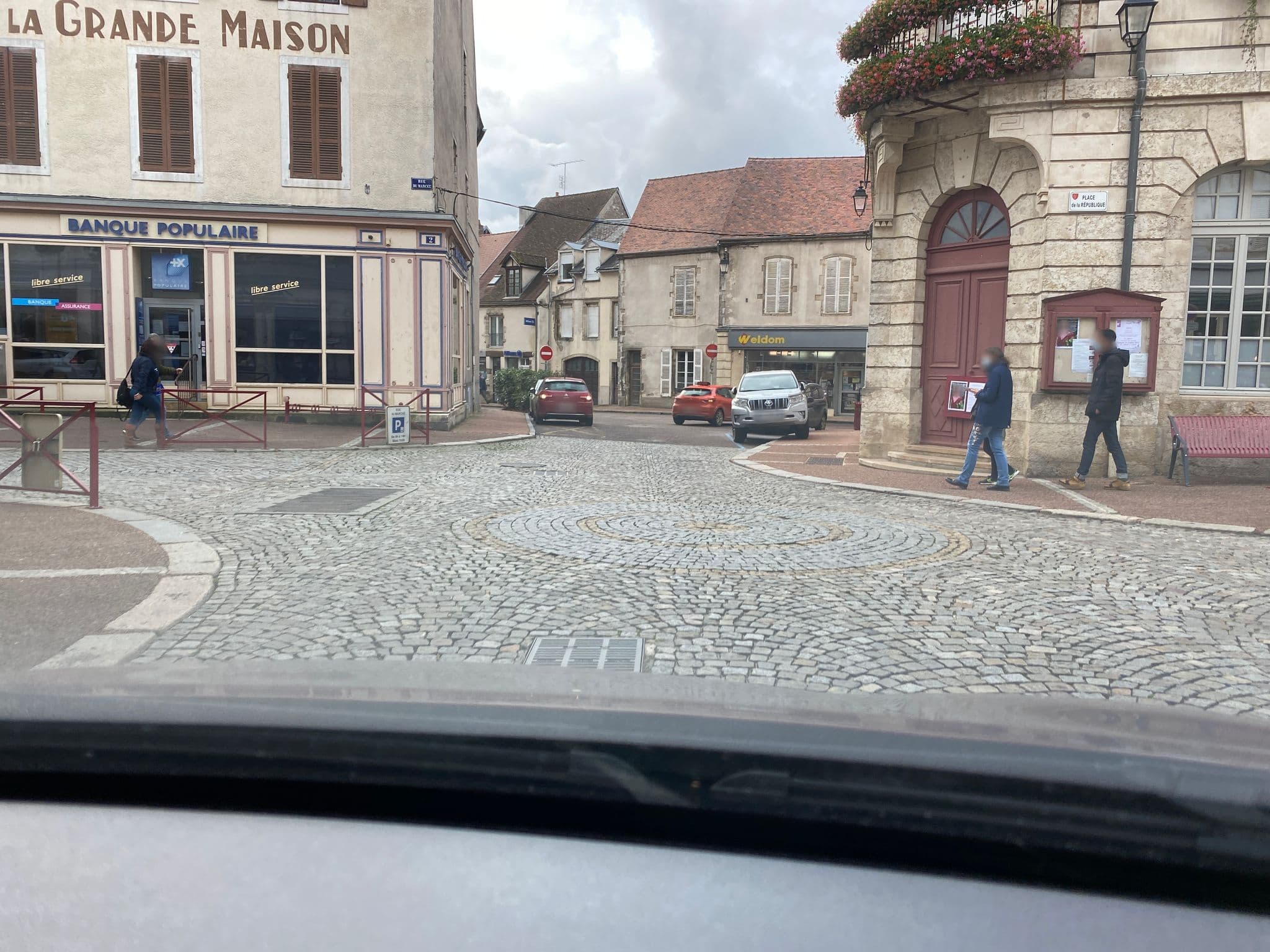 Street view near Hostellerie des Remparts, Saulieu — © Pierre_mlt (CC BY-SA · Mapillary)