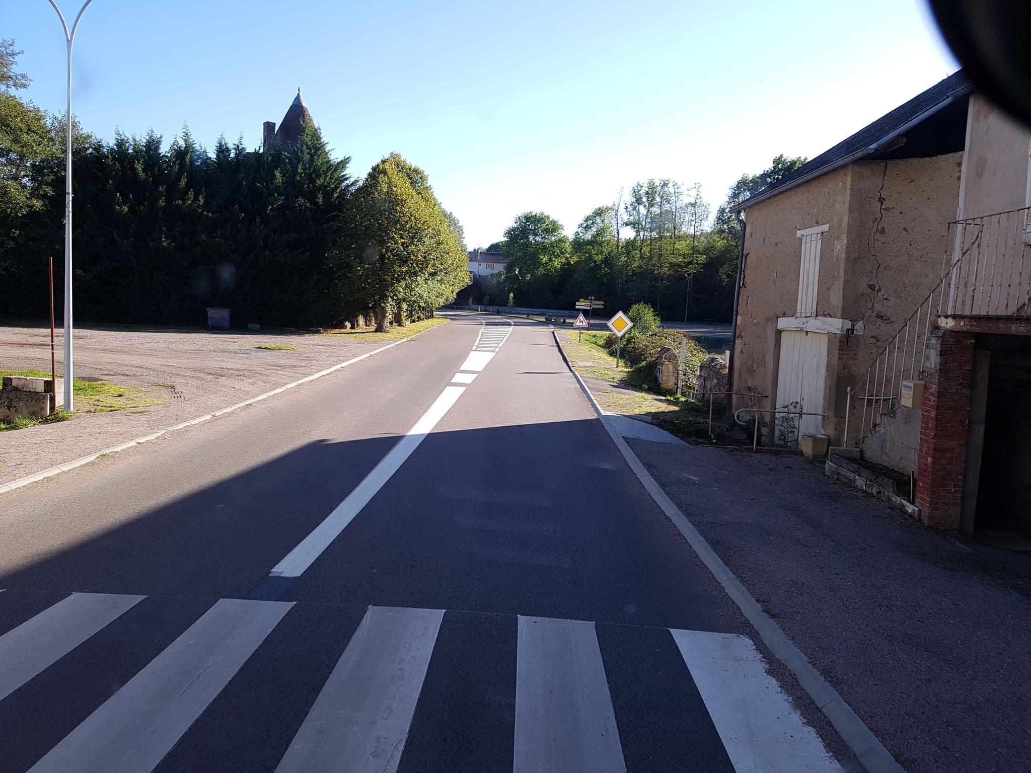 Street view near Auberge Fleurie, Saulieu — © bernardvoyageur (CC BY-SA · Mapillary)