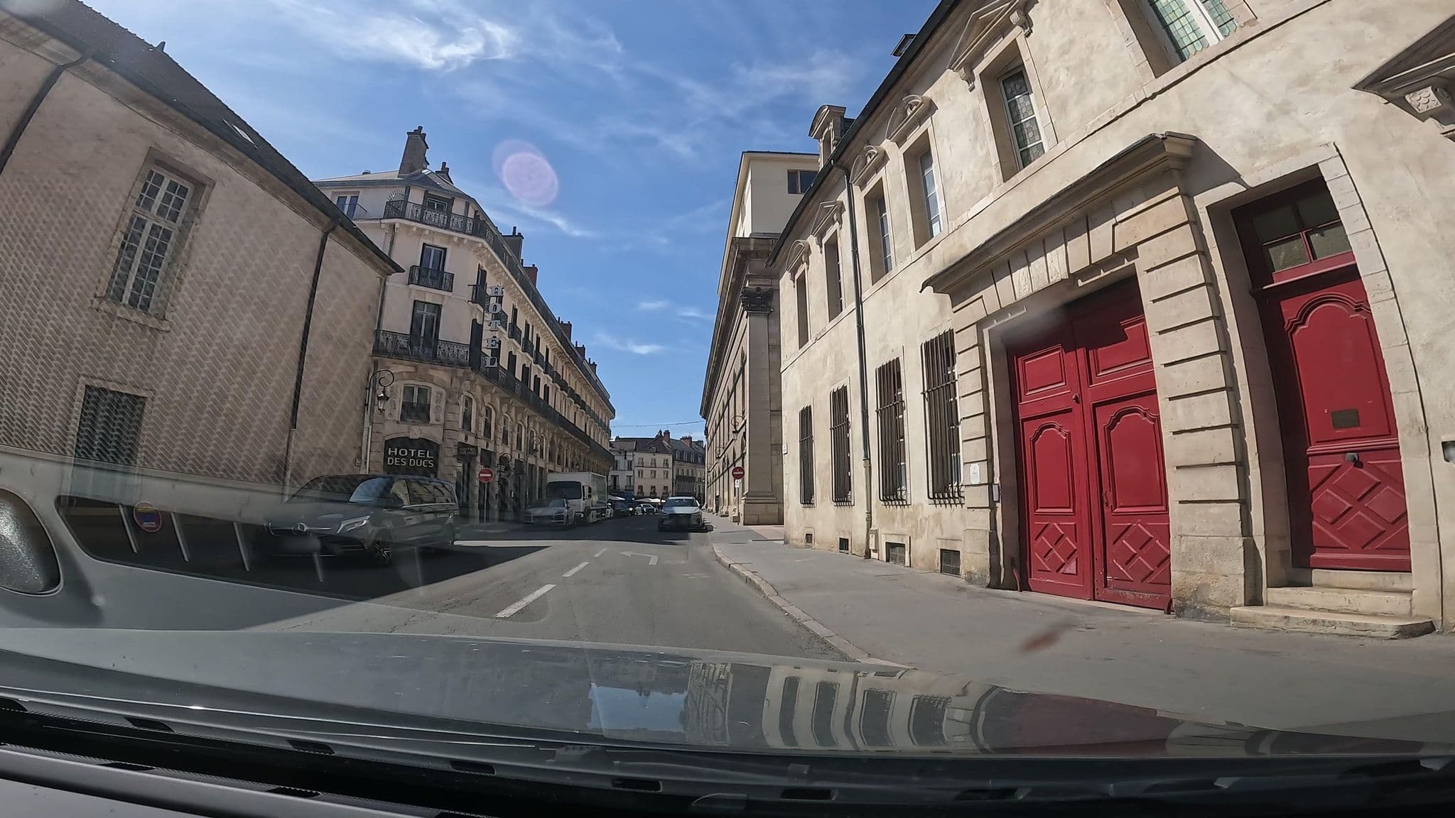 Street view near Hôtel des Ducs, Dijon — © vinisa (CC BY-SA · Mapillary)
