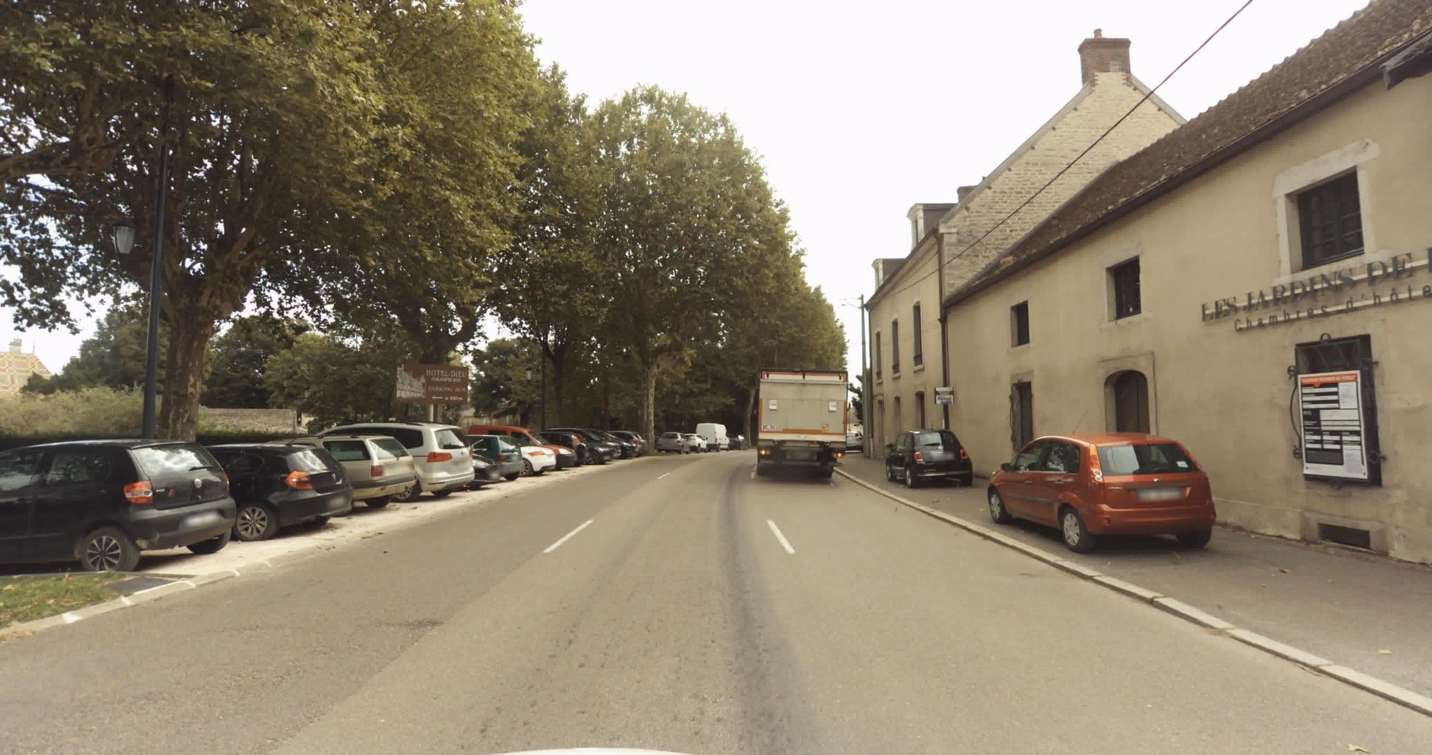 Street view near Les Jardins De Lois, Beaune — © sogefi (CC BY-SA · Mapillary)