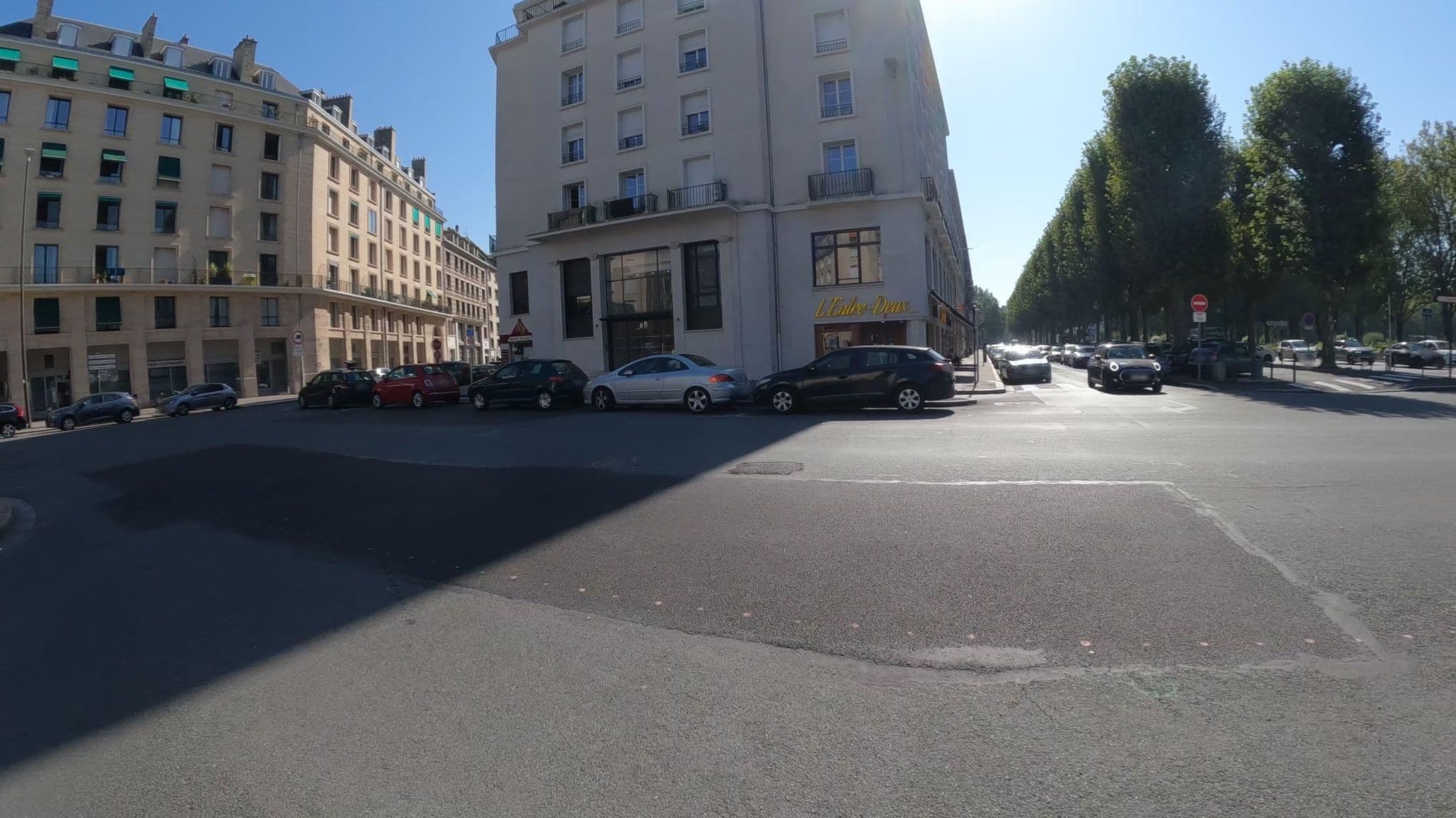 Street view near Holiday Inn, Caen — © Nzau (CC BY-SA · Mapillary)