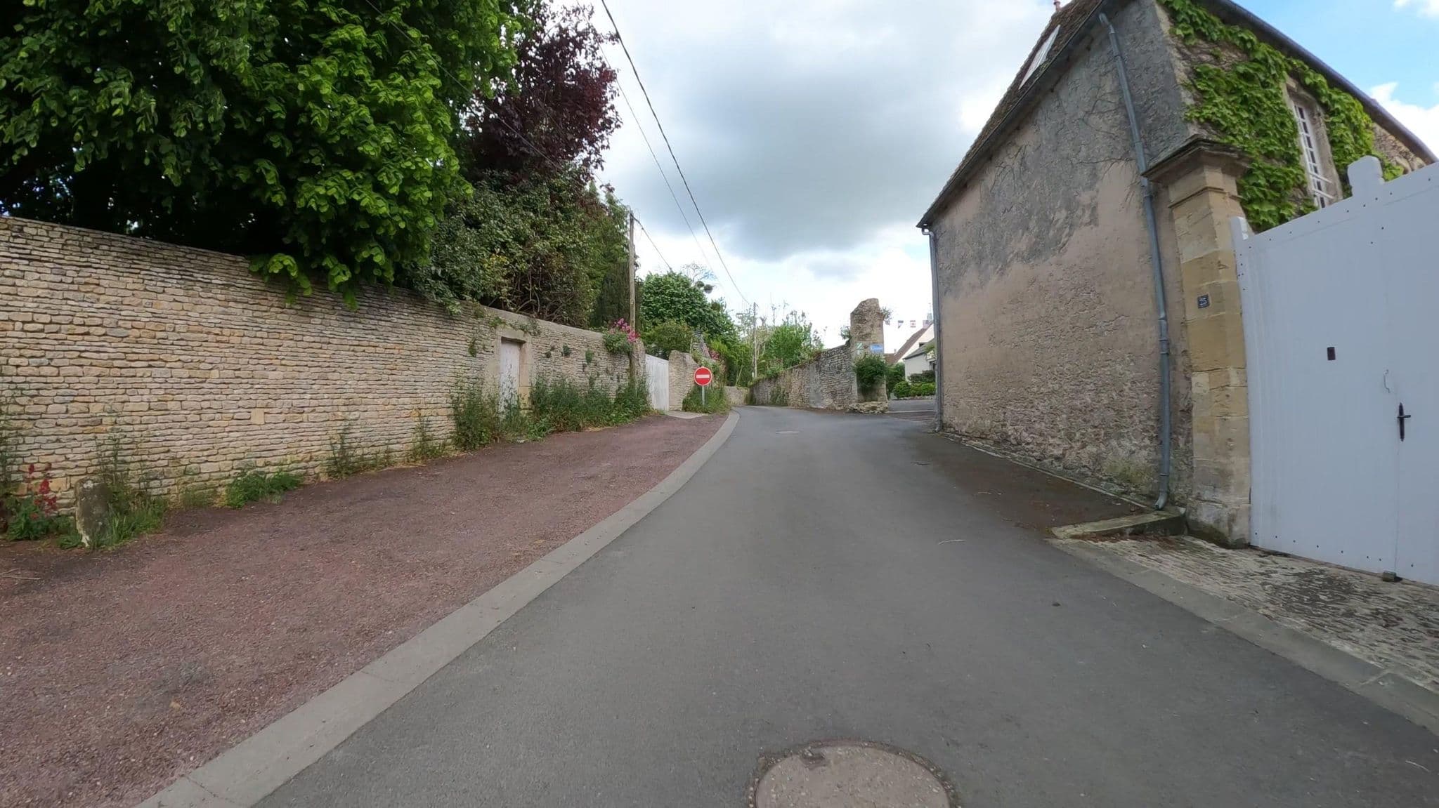 Street view near Le Gîte Du Clos, Ver-sur-Mer — © Nzau (CC BY-SA · Mapillary)