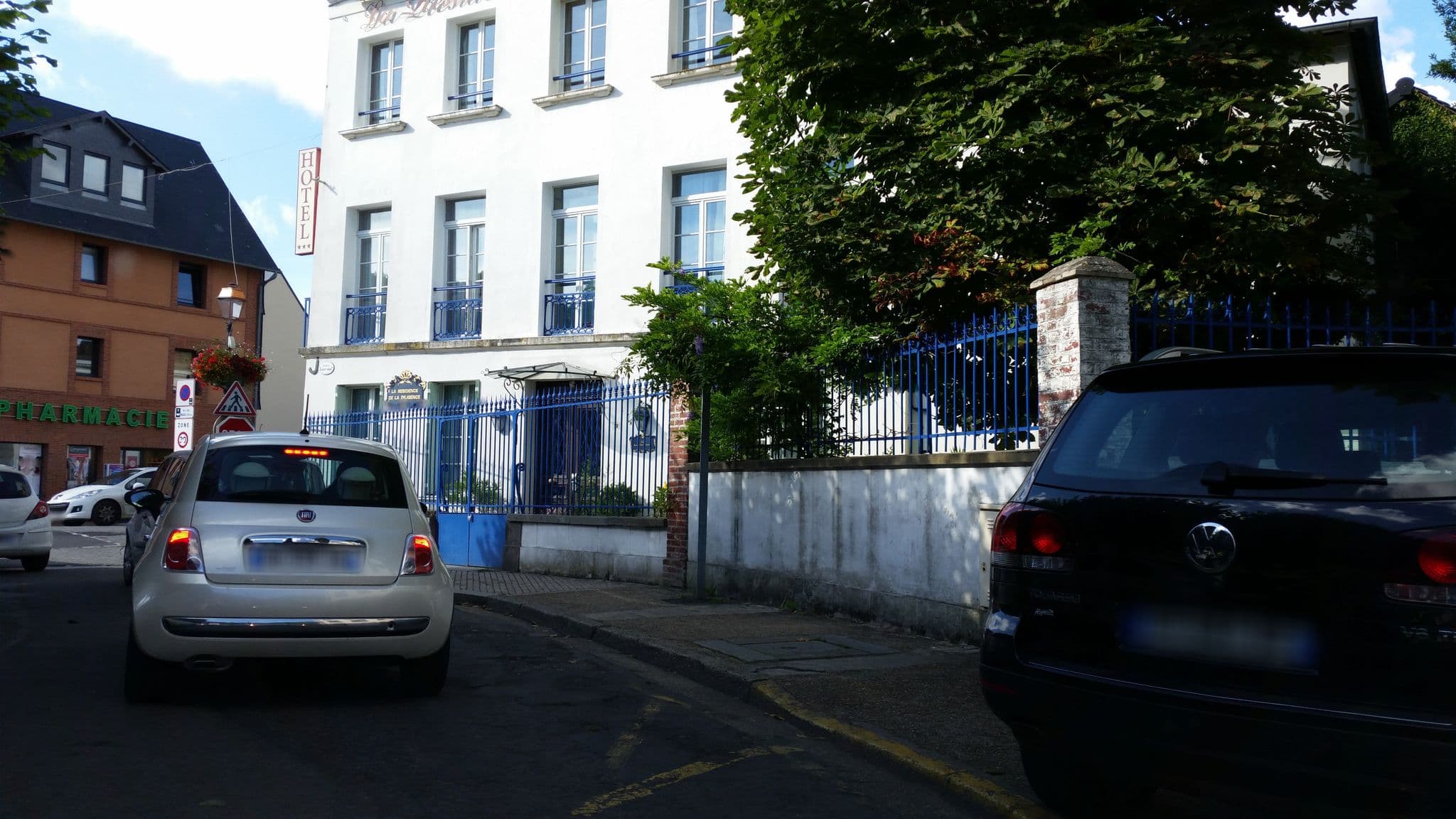 Street view near La Residence de la Diligence, Honfleur — © it_s_so_funny (CC BY-SA · Mapillary)