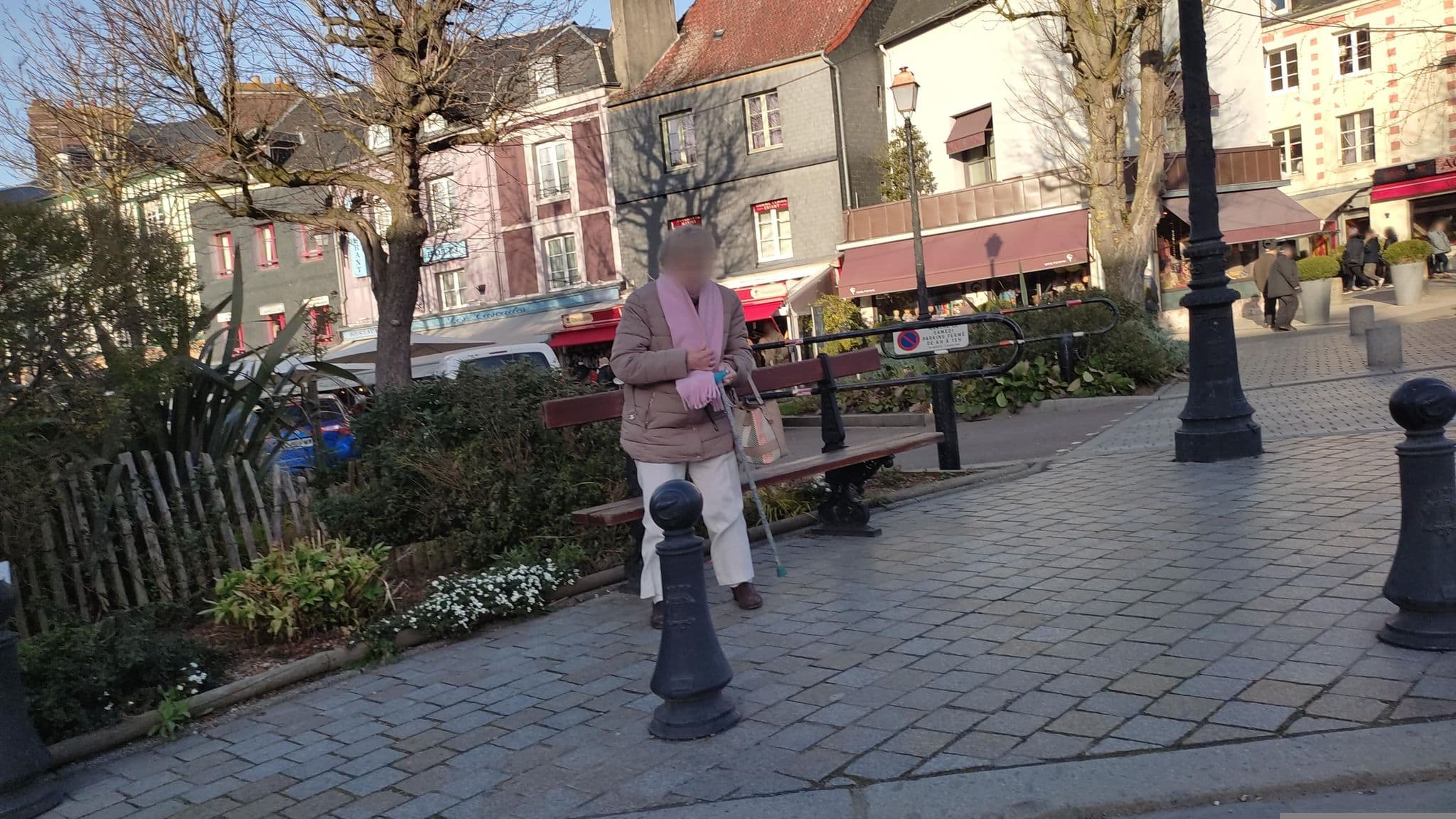 Street view near Les Cascades, Honfleur — © kritic (CC BY-SA · Mapillary)