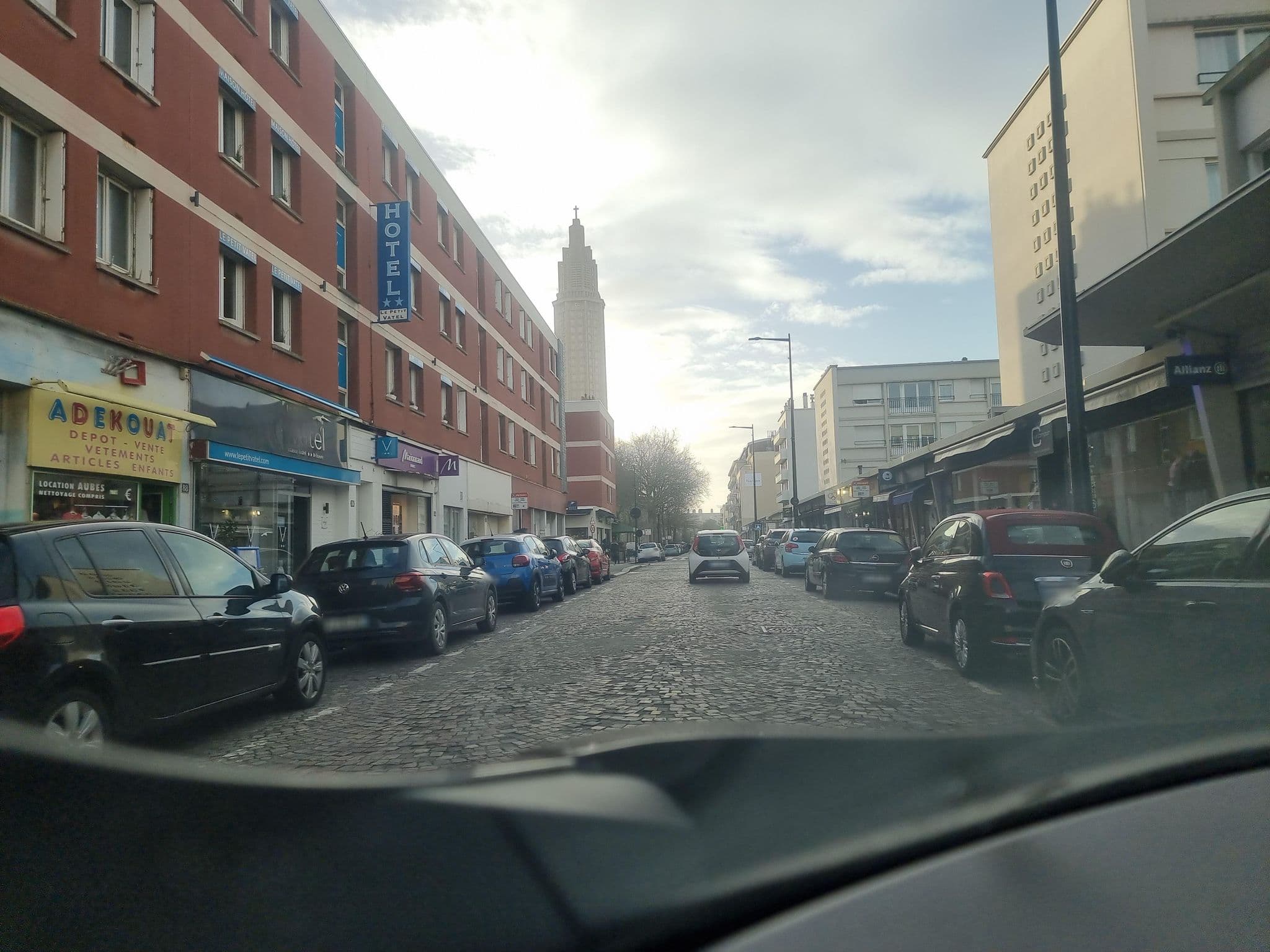 Street view near Hôtel le Petit Vatel, Le Havre — © Peruanio (CC BY-SA · Mapillary)