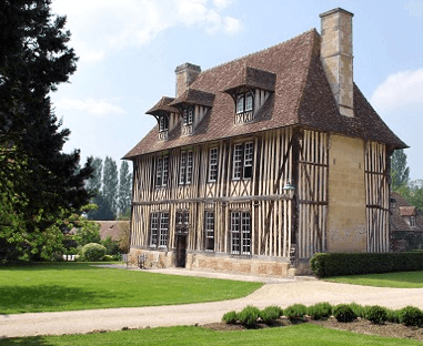 Les Manoirs Des Portes Deauville (via Wikimedia Commons, CC BY-SA 3.0)
