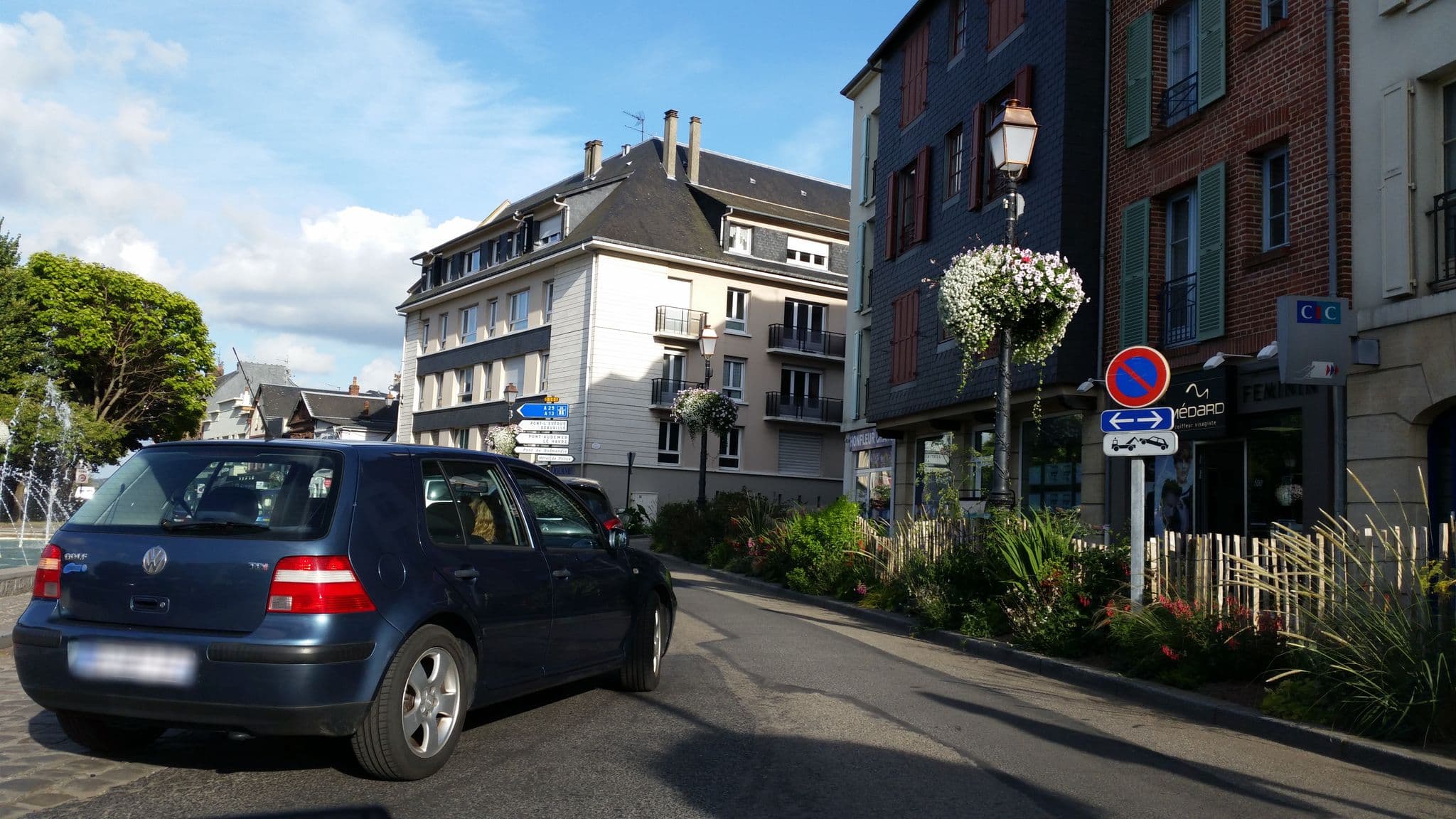 Street view near Aux Fontaines, Honfleur — © it_s_so_funny (CC BY-SA · Mapillary)