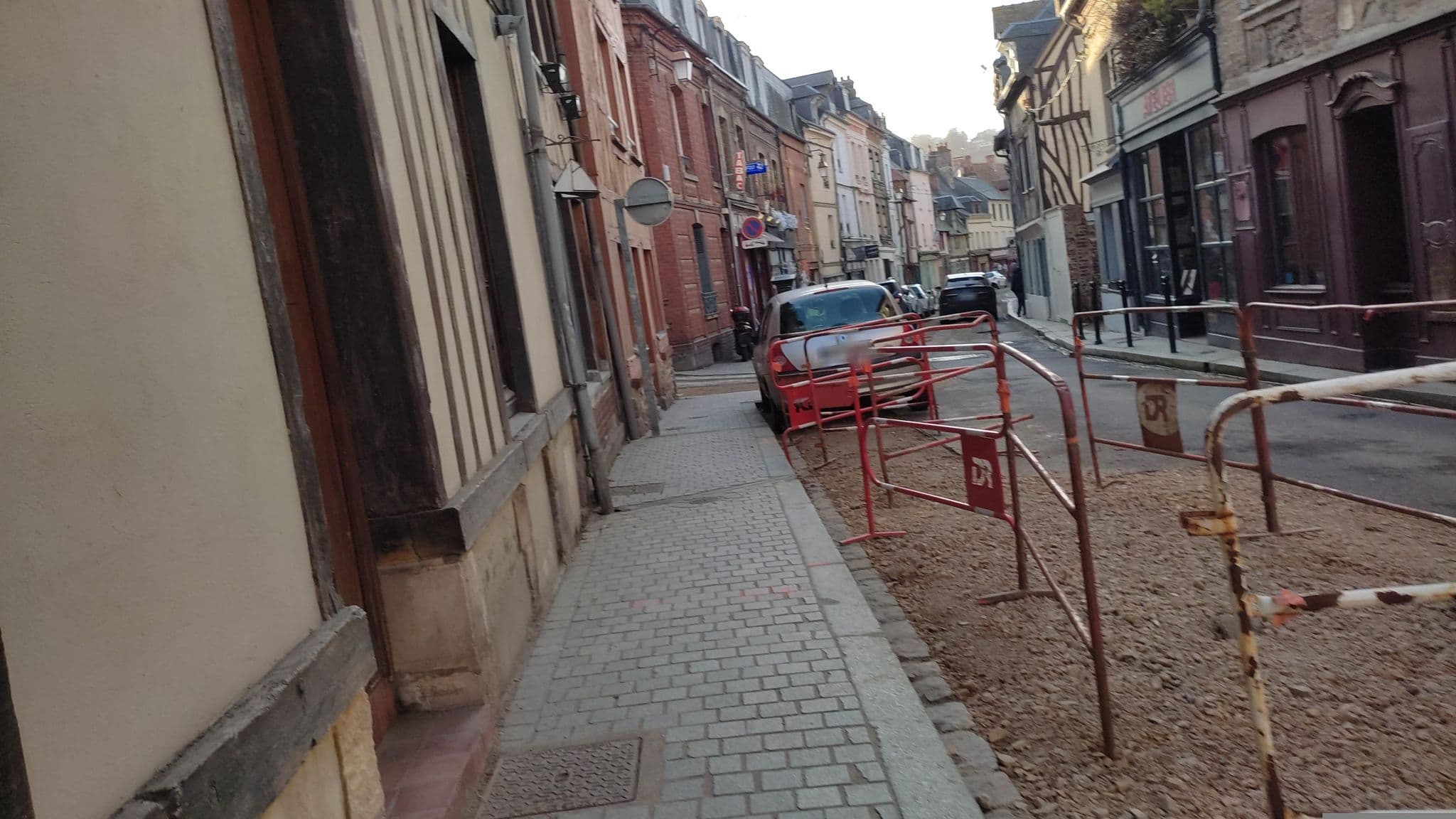 Street view near La Maison de Honfleur, Honfleur — © kritic (CC BY-SA · Mapillary)
