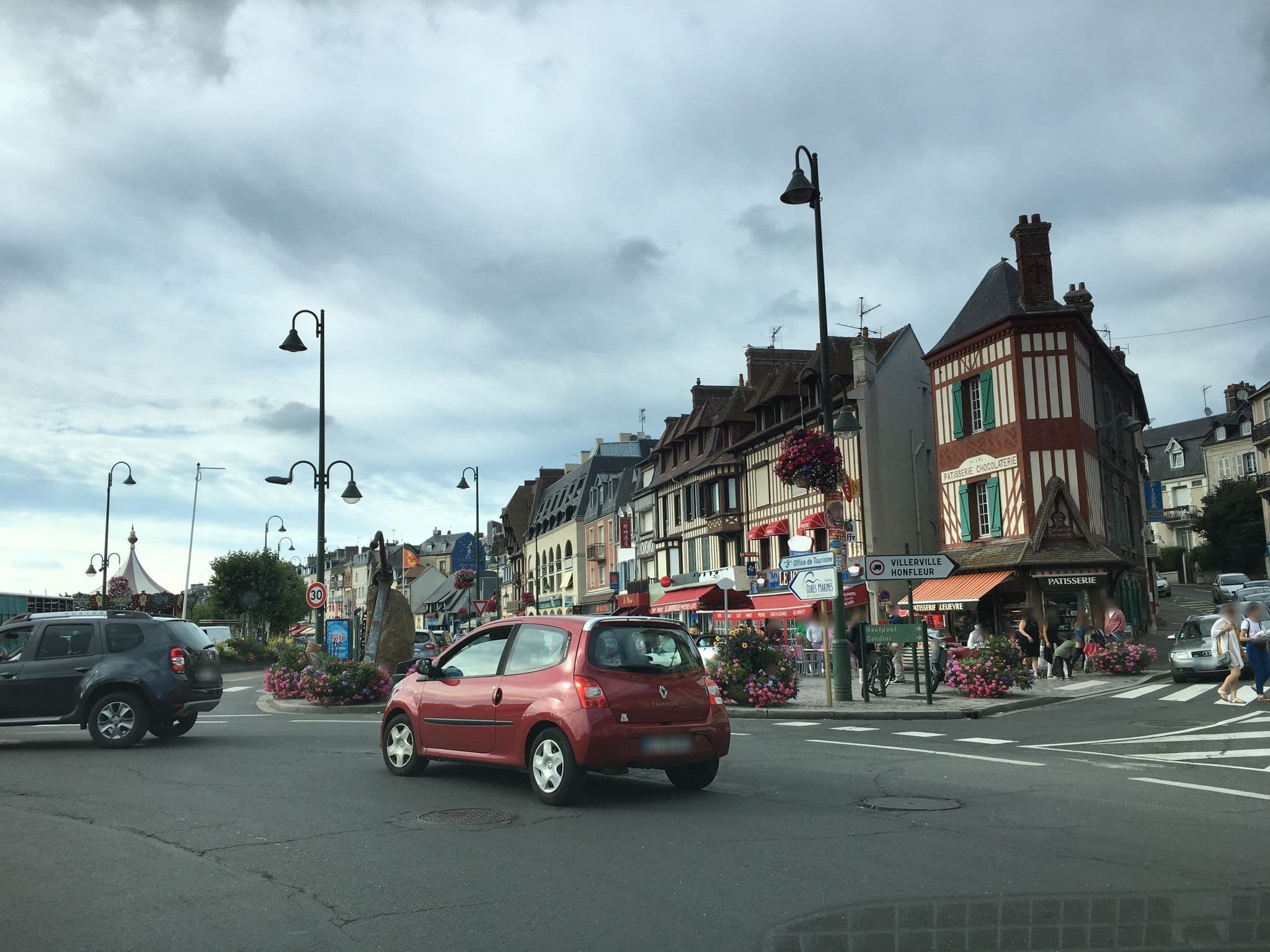 Street view near L'Estran (ex Hôtel de la Paix), Trouville-sur-Mer — © cquest (CC BY-SA · Mapillary)