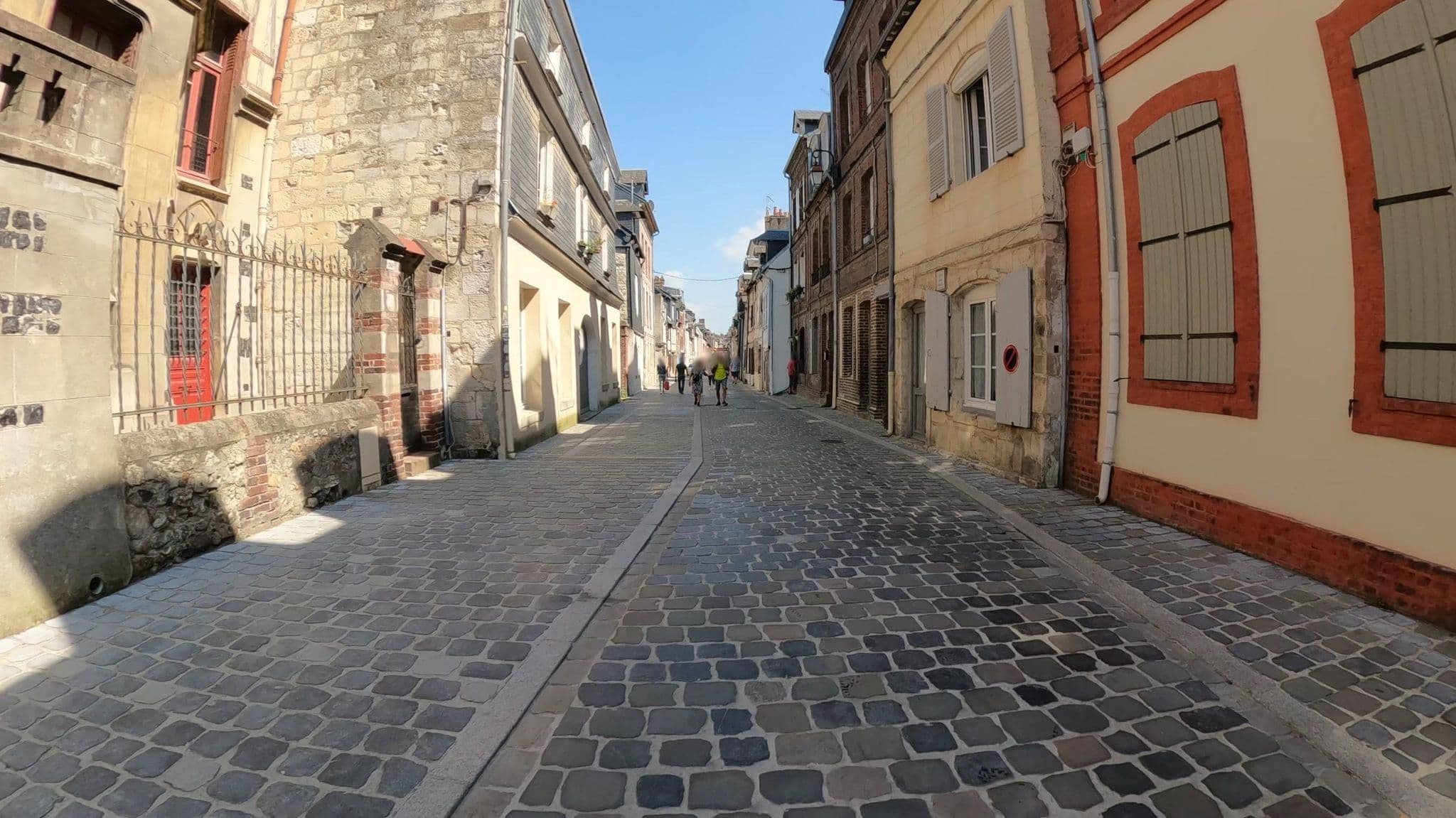 Street view near Sous les toits d'Honfleur, Honfleur — © Nzau (CC BY-SA · Mapillary)