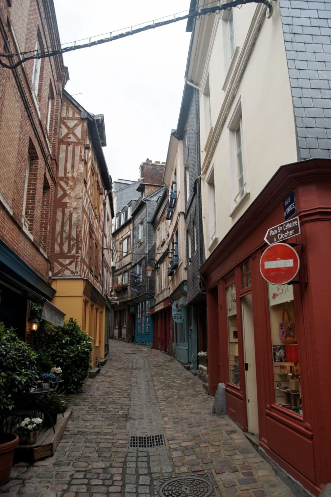 Street view near La Compagnie de la Ville, Honfleur — © txllxt (CC BY-SA · Mapillary)