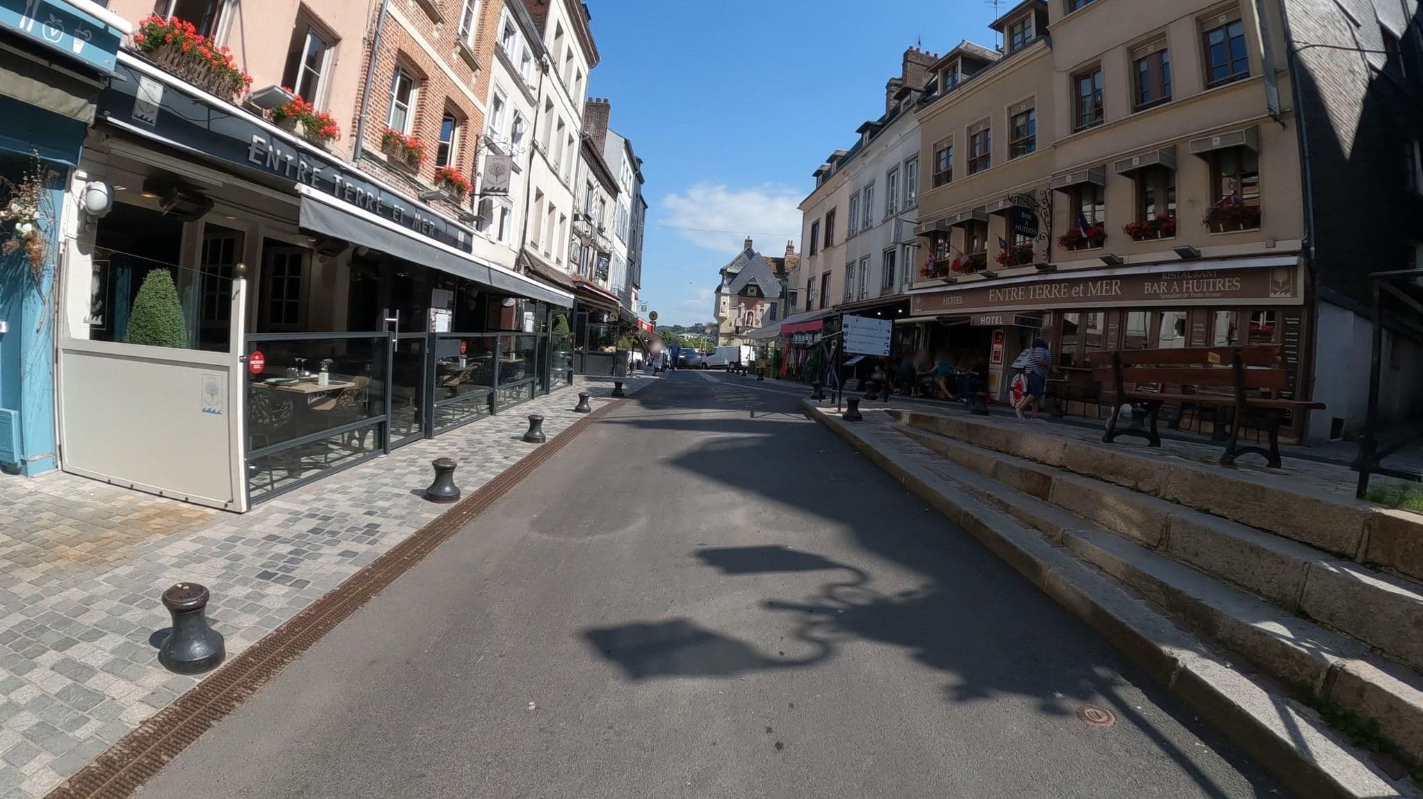 Street view near Les Calins d'Honfleur, Honfleur — © Nzau (CC BY-SA · Mapillary)