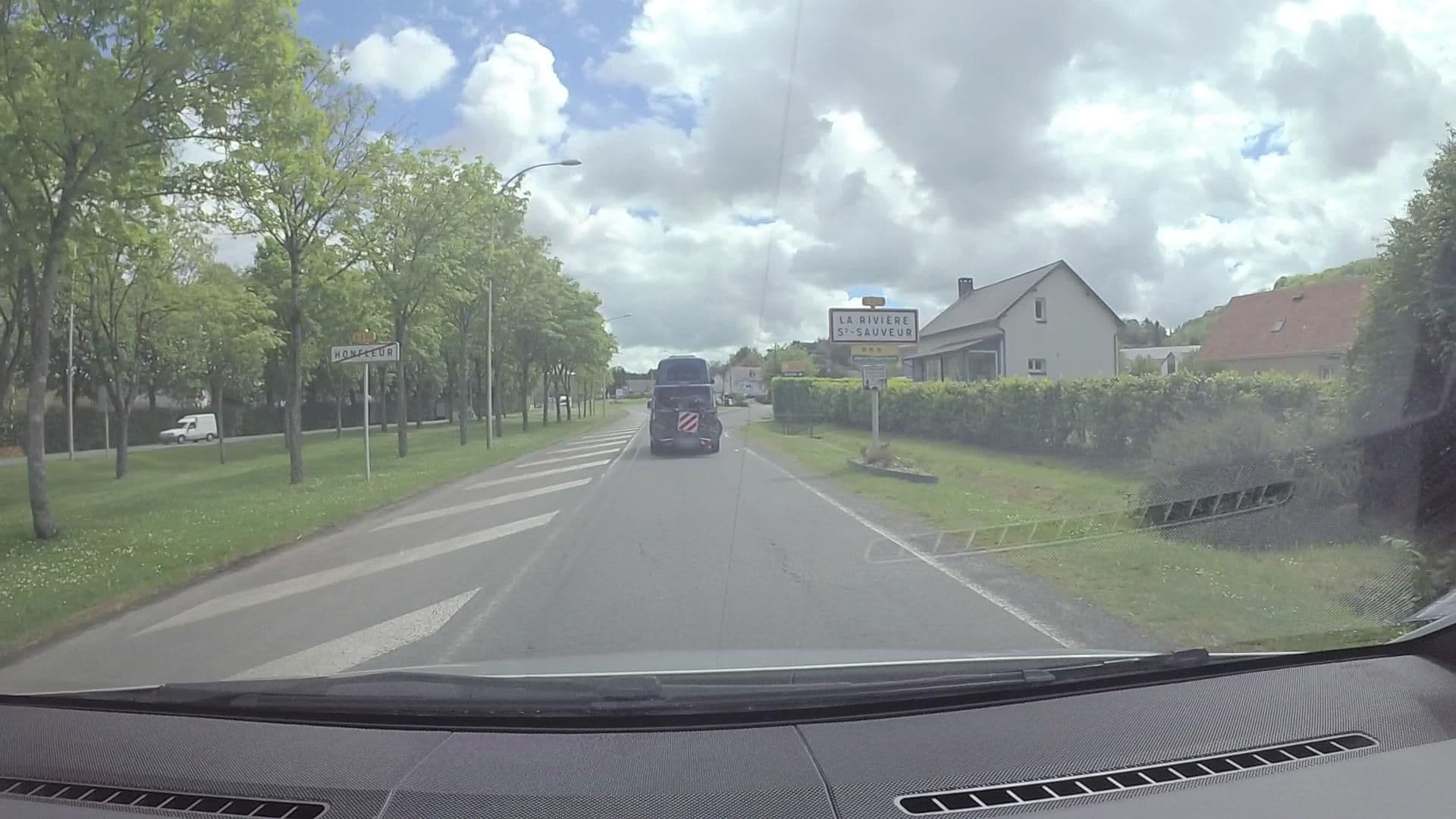 Street view near Chateau des Fougères, Trouville-sur-Mer — © 57h5rspg (CC BY-SA · Mapillary)