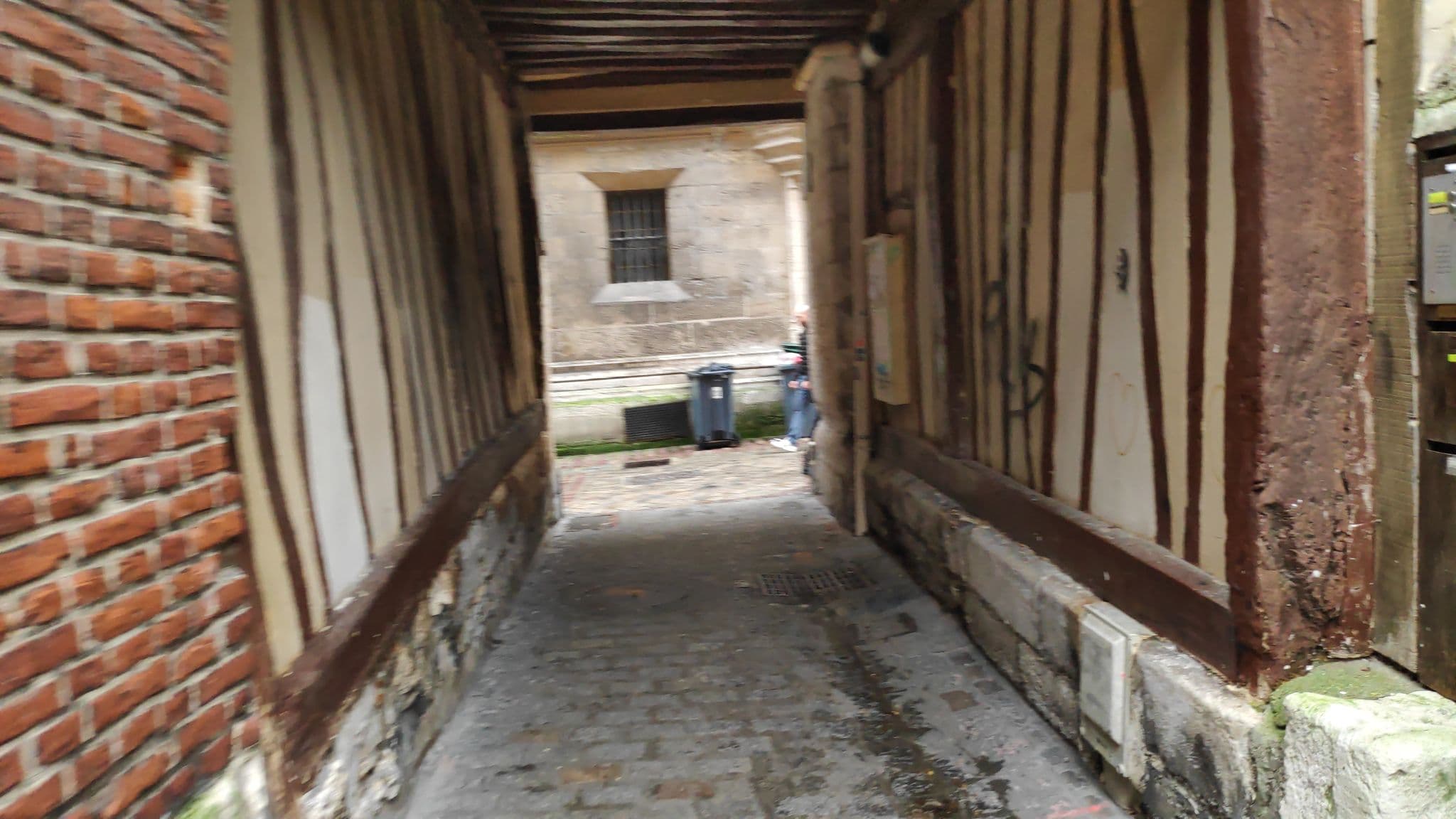 Street view near L'encorbellement, Rouen — © marcuscalabresus (CC BY-SA · Mapillary)