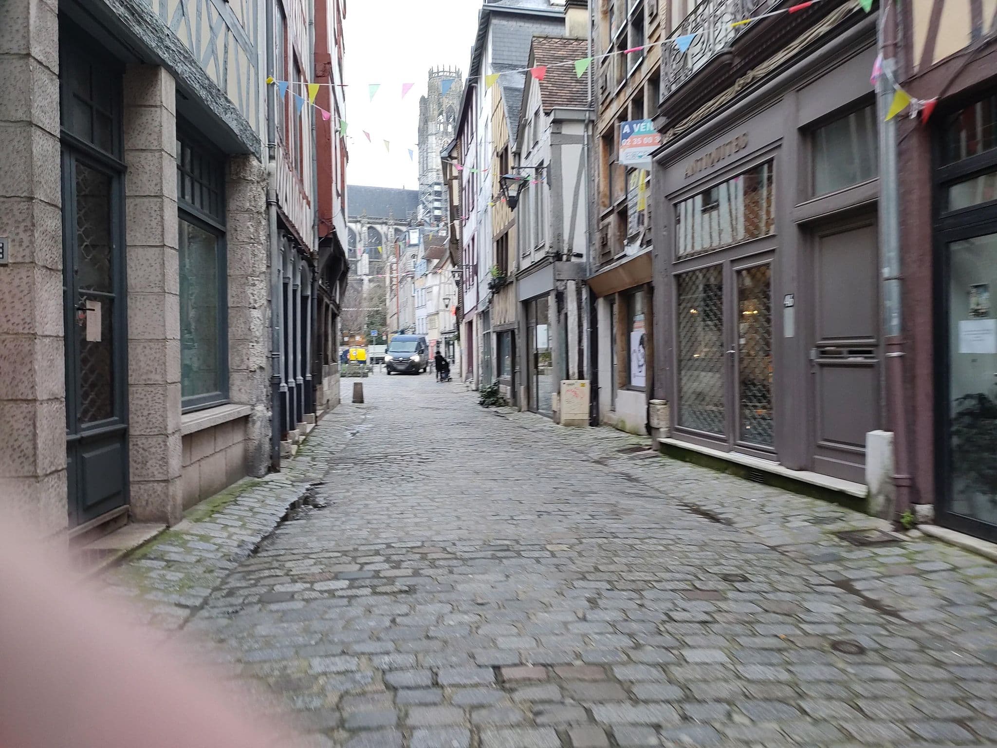 Street view near Une Chambre Dans l'atelier de R, Rouen — © bbbhltz (CC BY-SA · Mapillary)