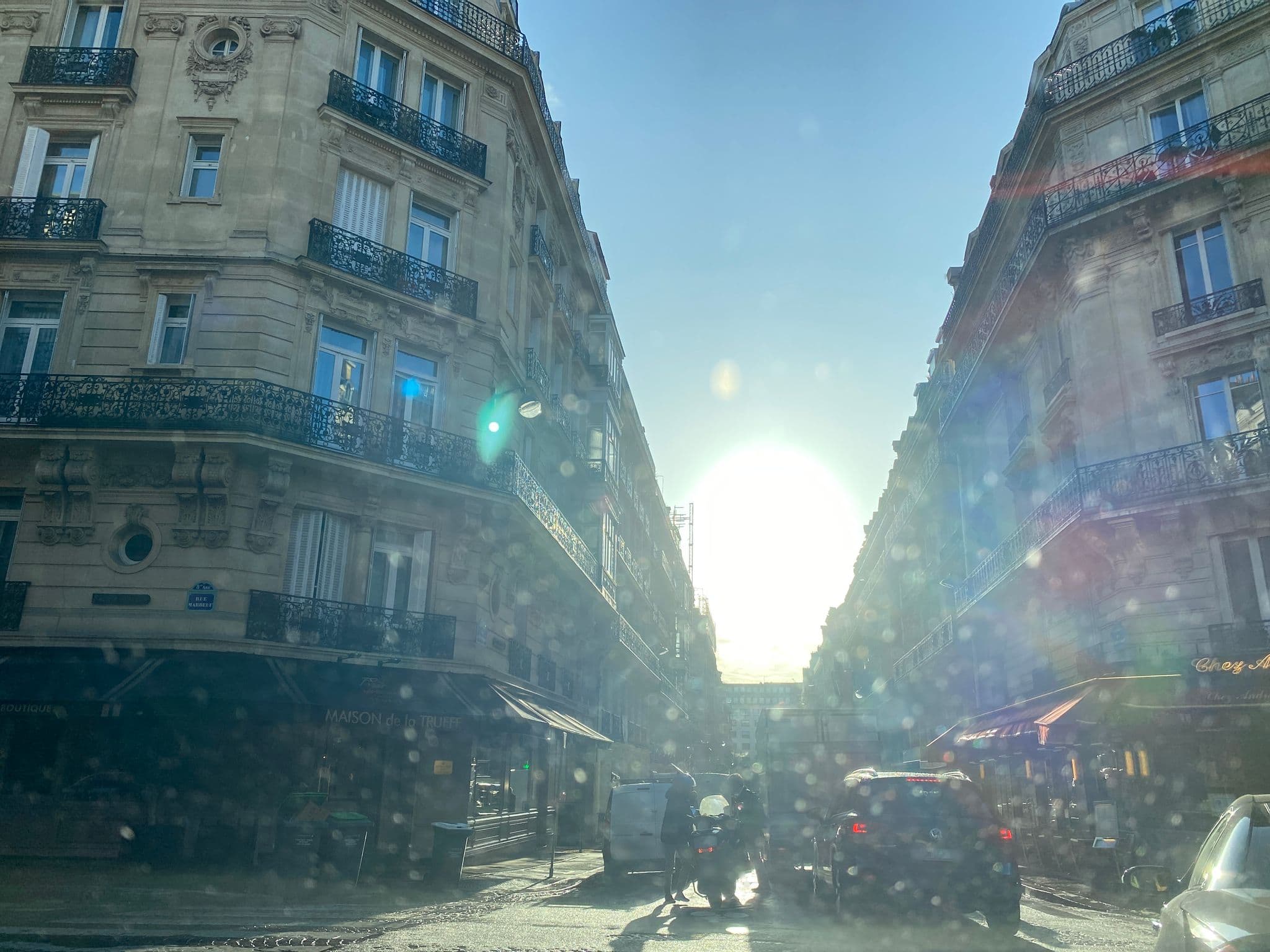 Street view near Vestay George V, Paris 08 Élysée — © fpm (CC BY-SA · Mapillary)