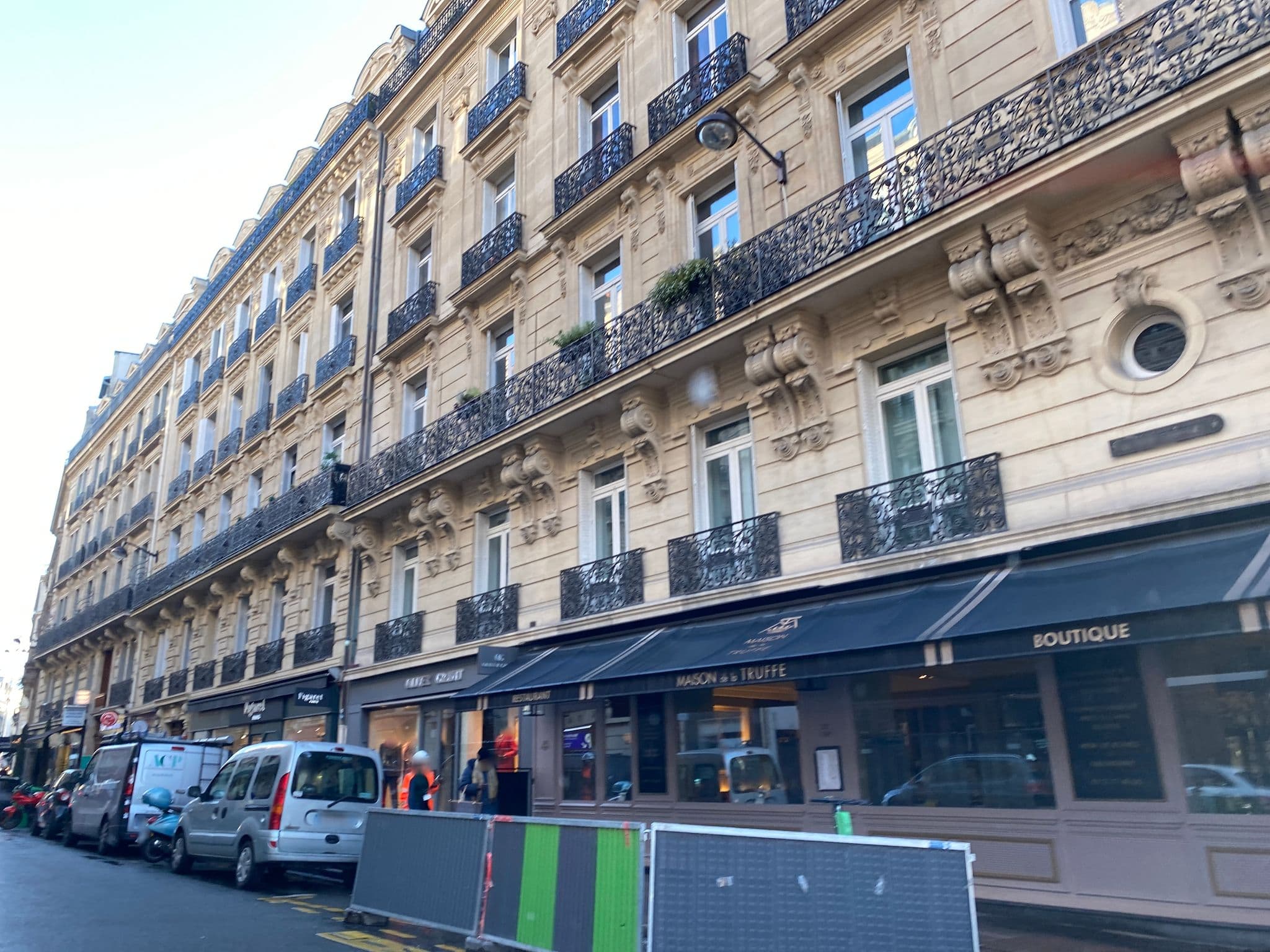 Street view near Hôtel Franklin Roosevelt, Paris 08 Élysée — © fpm (CC BY-SA · Mapillary)