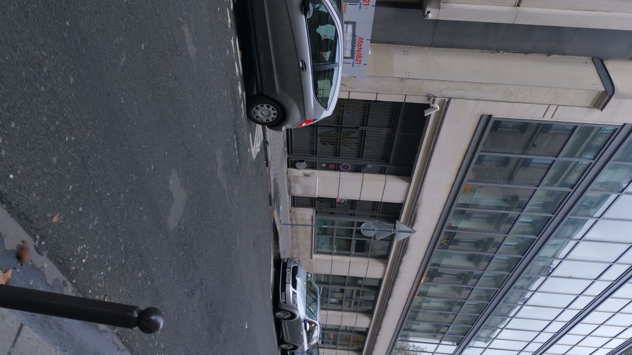 Street view near L'Hôtel Pergolèse, Paris 16 Passy — © cyberbigor (CC BY-SA · Mapillary)