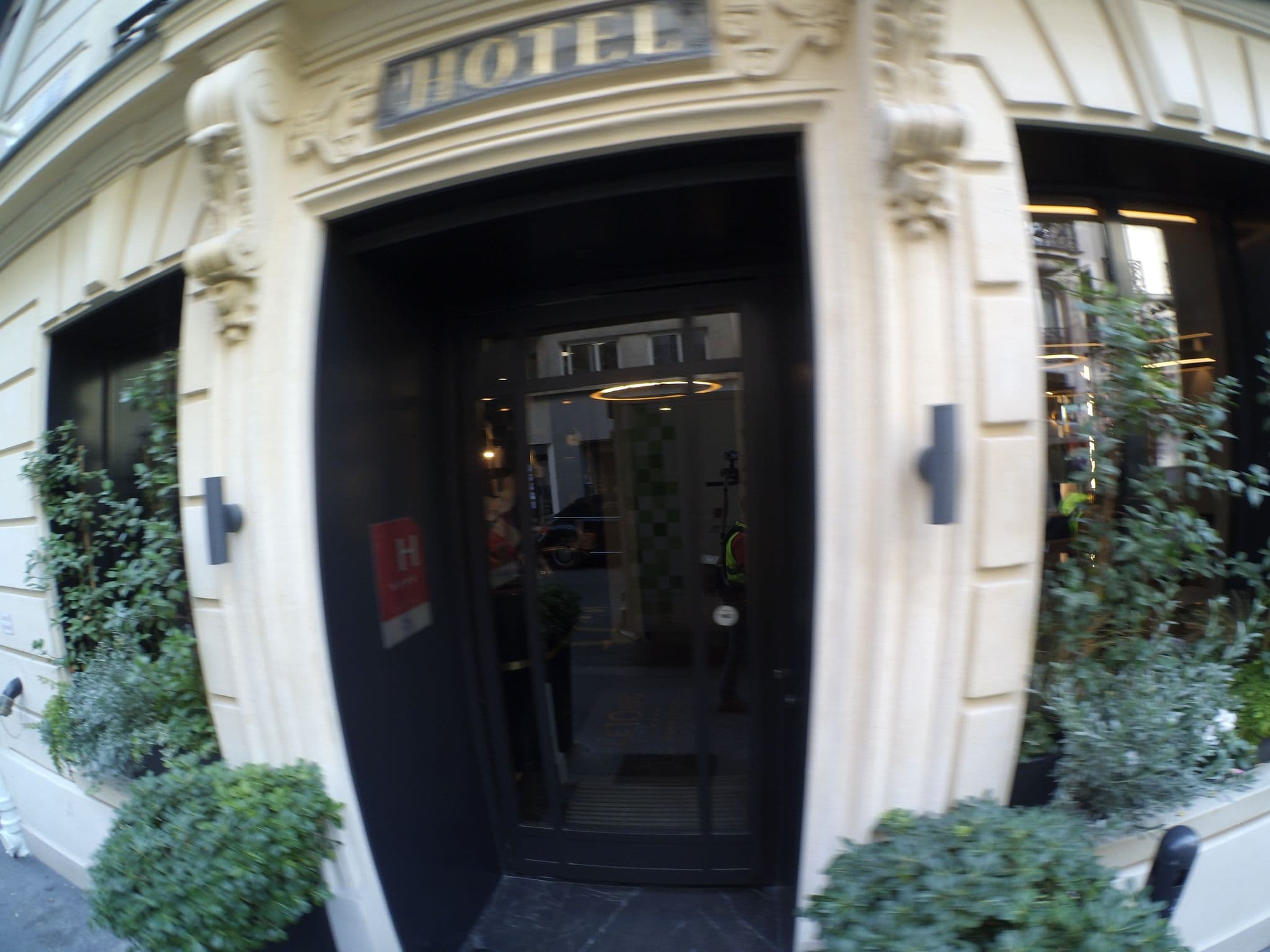 Street view near Hôtel O Saisons, Neuilly-sur-Seine — © stephanep (CC BY-SA · Mapillary)