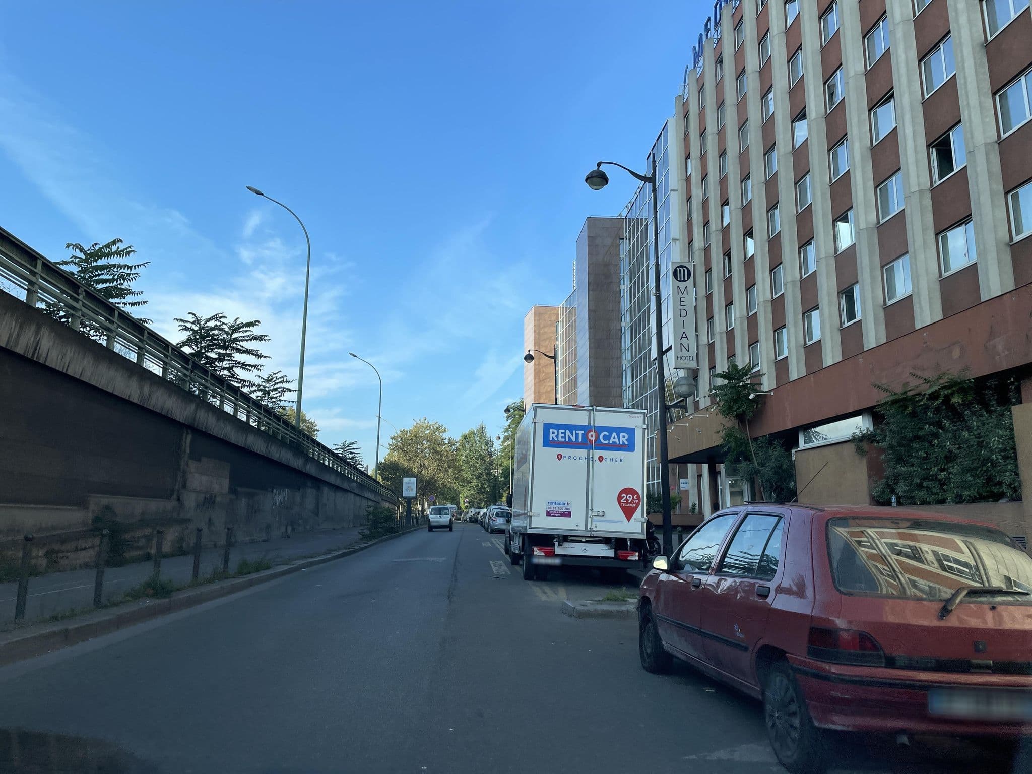 Street view near Comfort Hôtel Médian, Clichy — © zlitus (CC BY-SA · Mapillary)