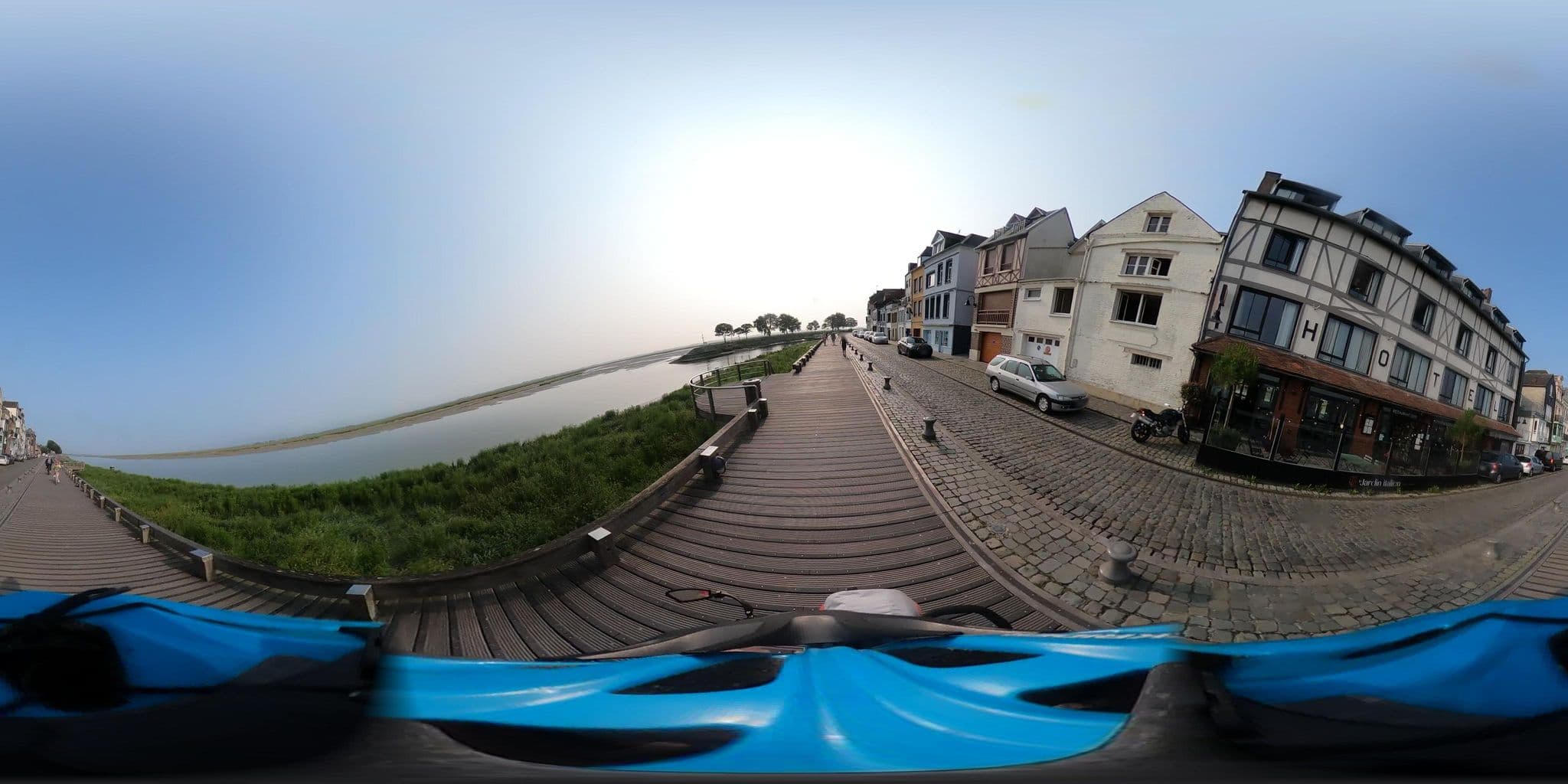 Street view near Hotel des Pilotes, Saint-Valery-sur-Somme — © padididejurbise (CC BY-SA · Mapillary)