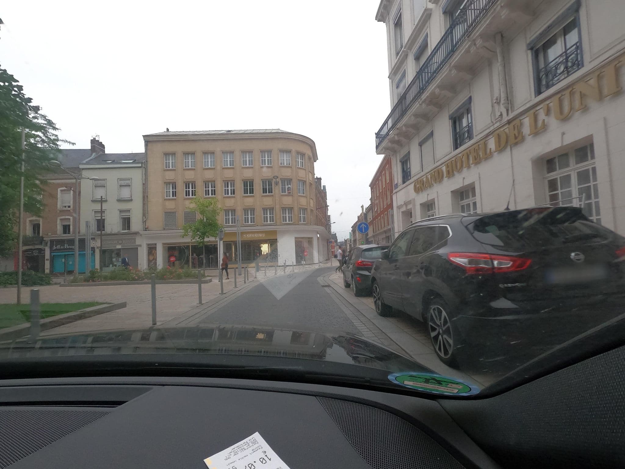 Street view near Hotel de L'Univers, Amiens — © saschahaberkorn (CC BY-SA · Mapillary)
