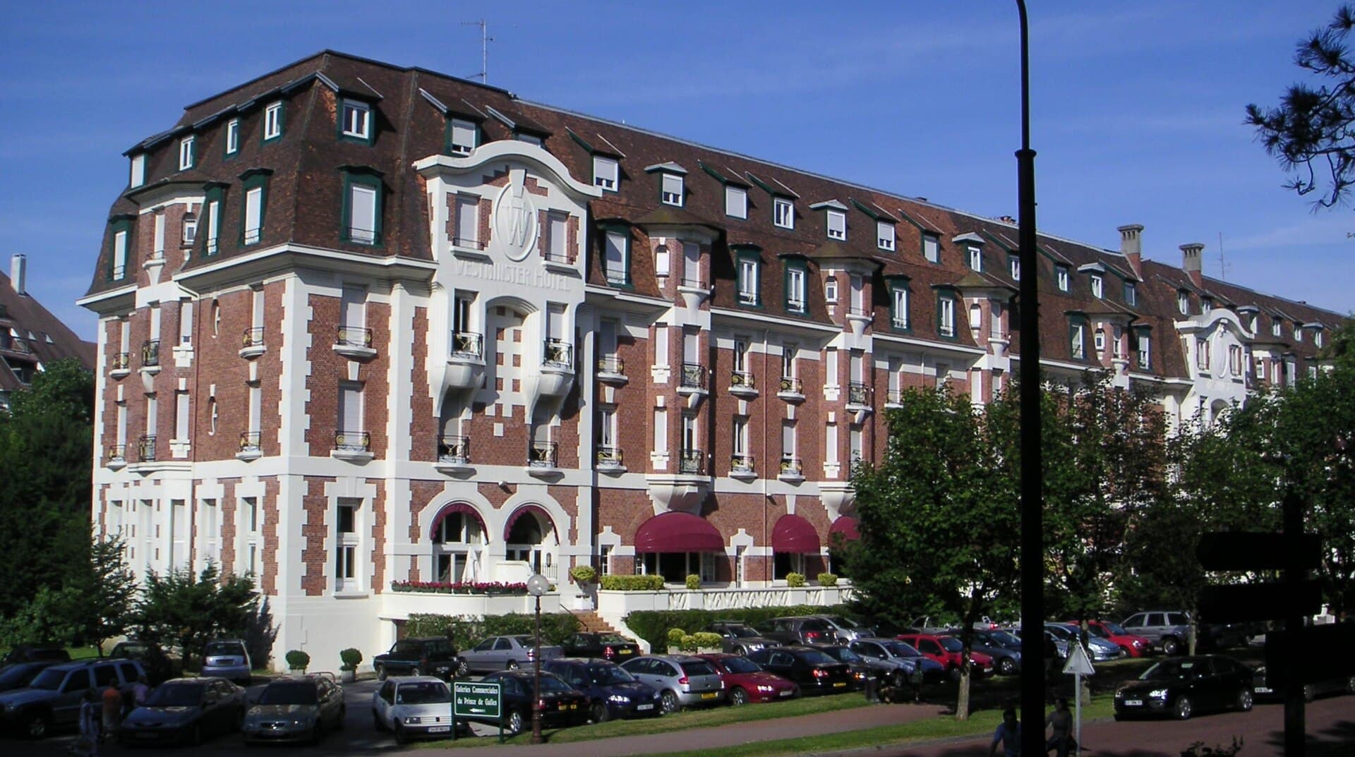 Westminster Hotel (via Wikimedia Commons, CC BY-SA 3.0)