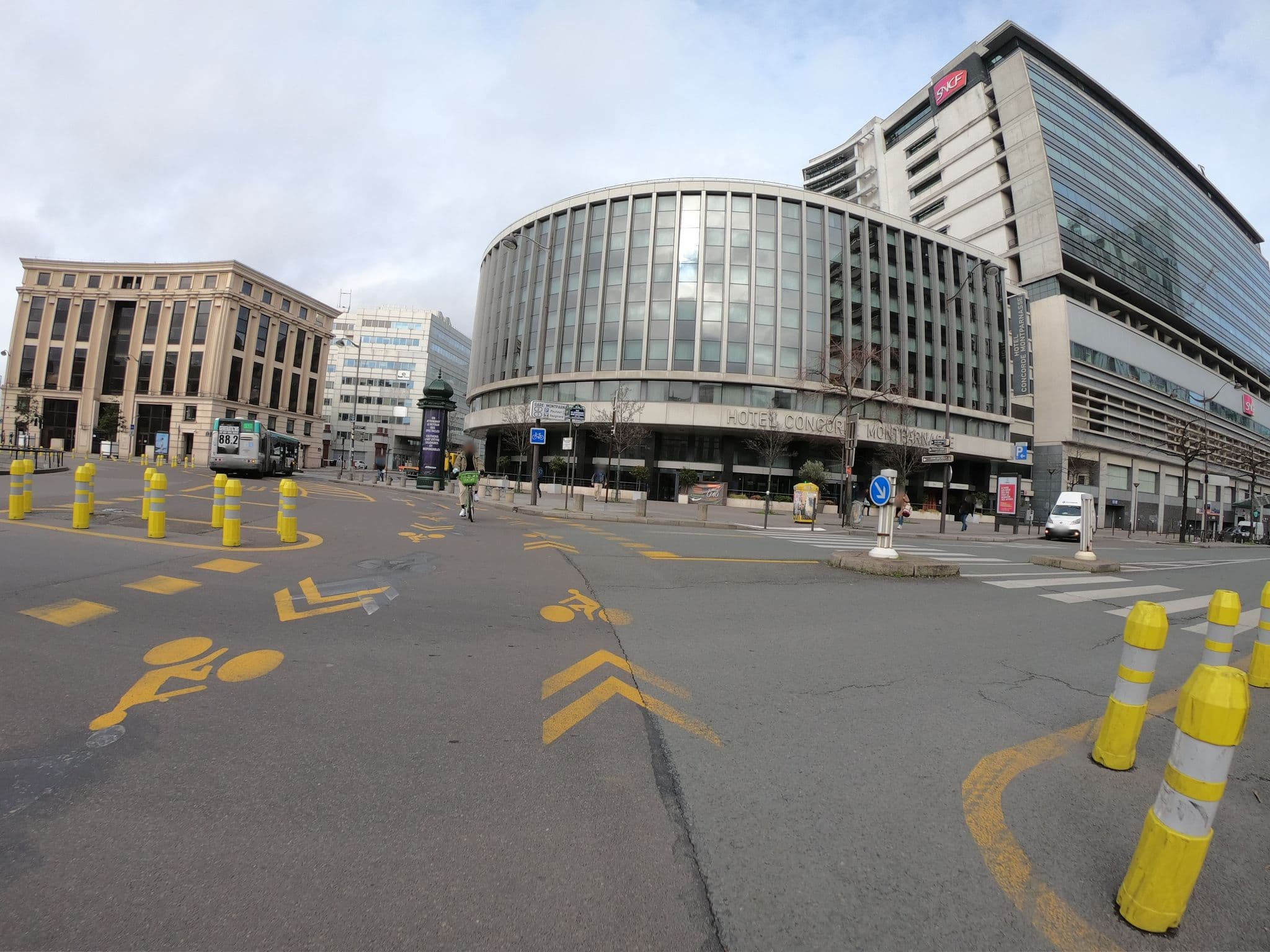 Street view near Hôtel Concorde Montparnasse, Paris 14 Observatoire — © ywwwes (CC BY-SA · Mapillary)