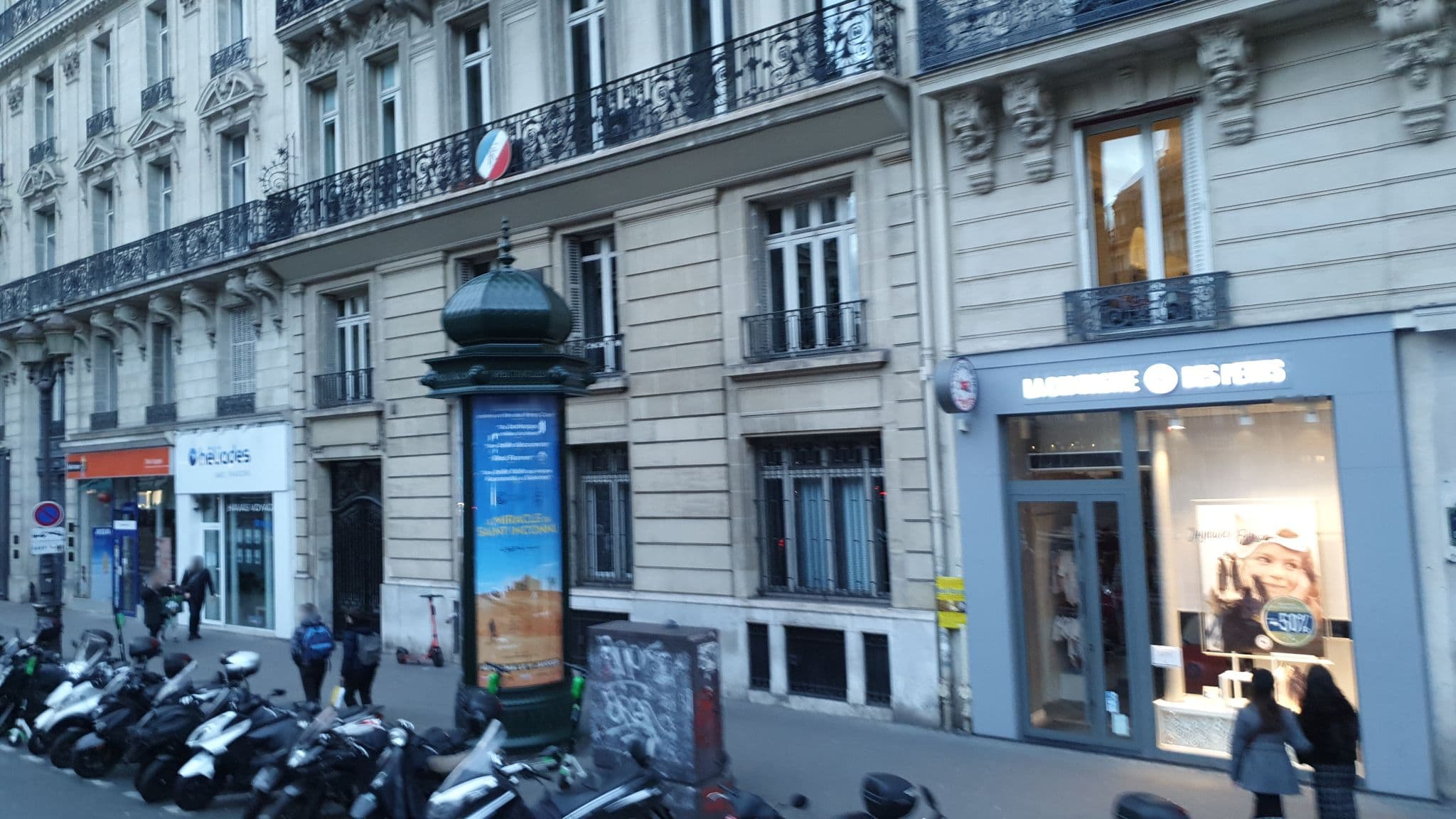 Street view near Domaine du Soleil, Paris 02 Bourse — © b166er (CC BY-SA · Mapillary)