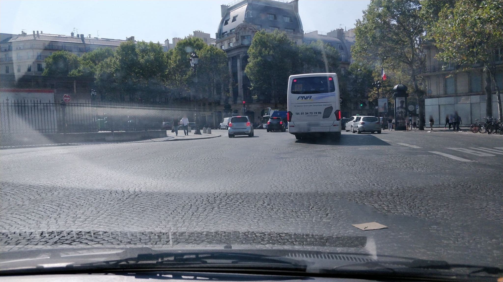 Street view near Hôtel de Pourtalès, Paris 08 Élysée — © svr123456789 (CC BY-SA · Mapillary)