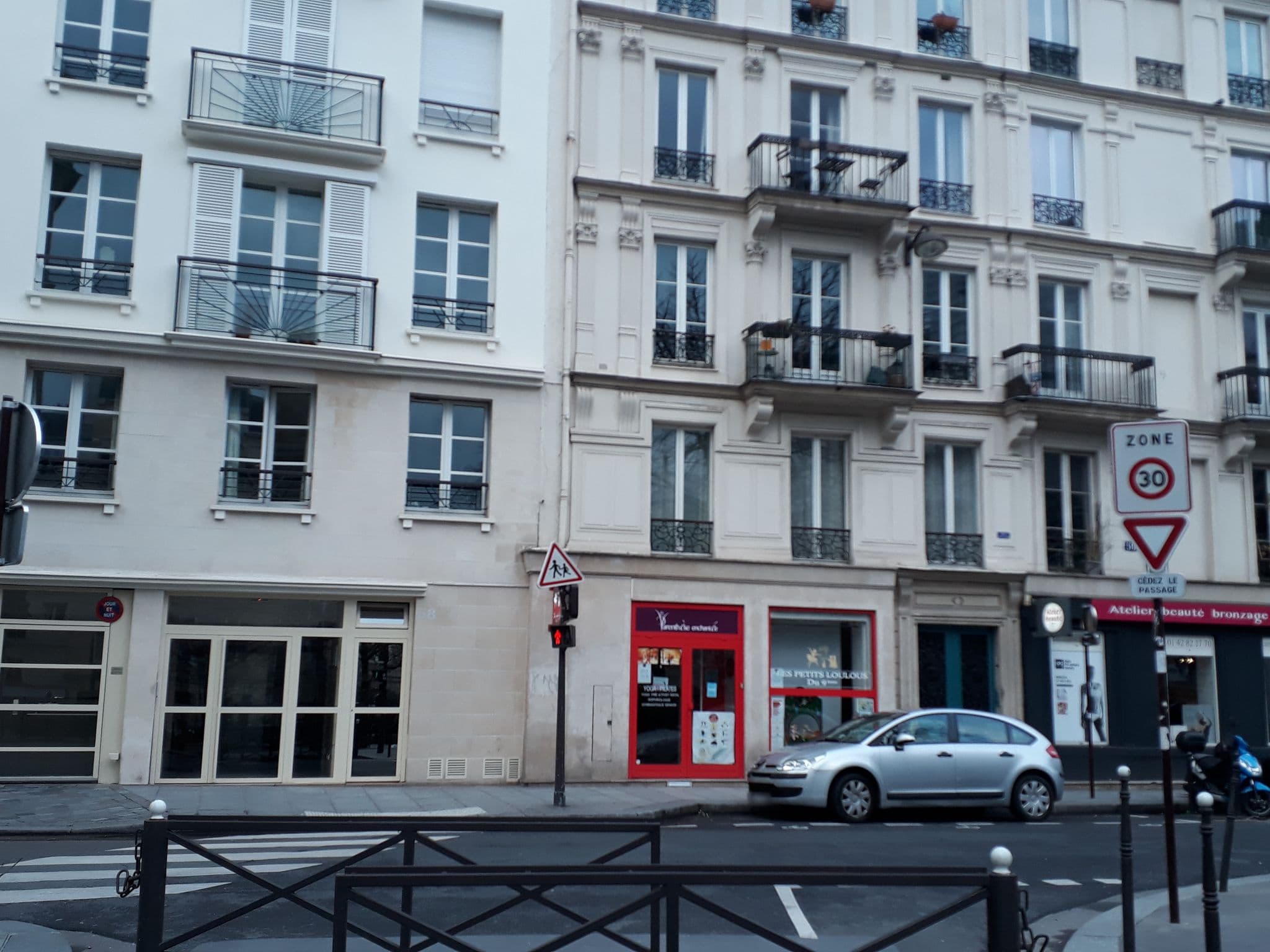 Street view near Welkeys, Paris 17 Batignolles-Monceau — © laurentlouf (CC BY-SA · Mapillary)